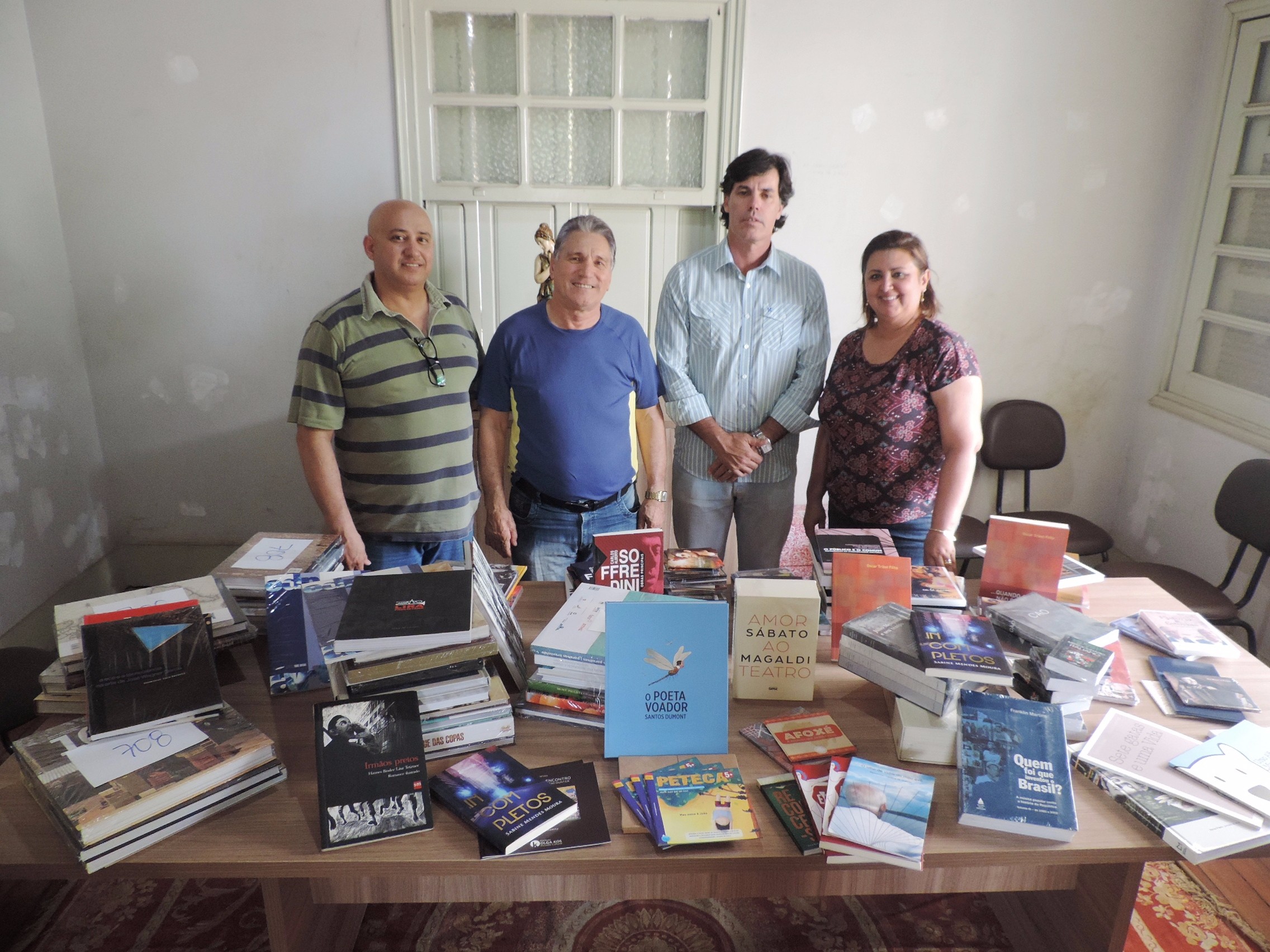 Vereadores entregam kit livros para a Diretoria Municipal de Cultura