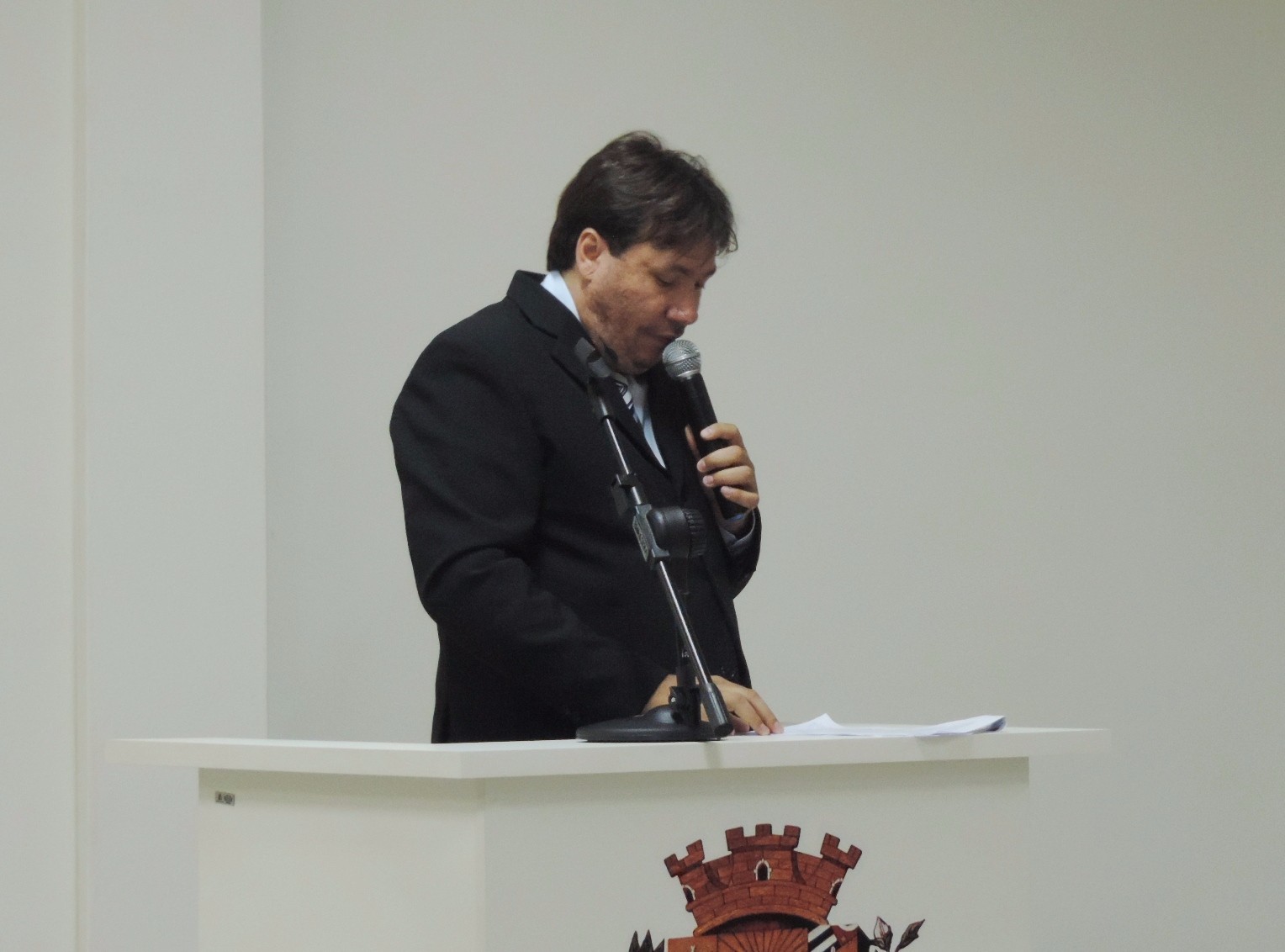 Vereador Douglas Alex solicita ao gerente da Sabesp motivo pelo qual há falta de água em alguns pontos do Residencial Jardim das Oliveiras