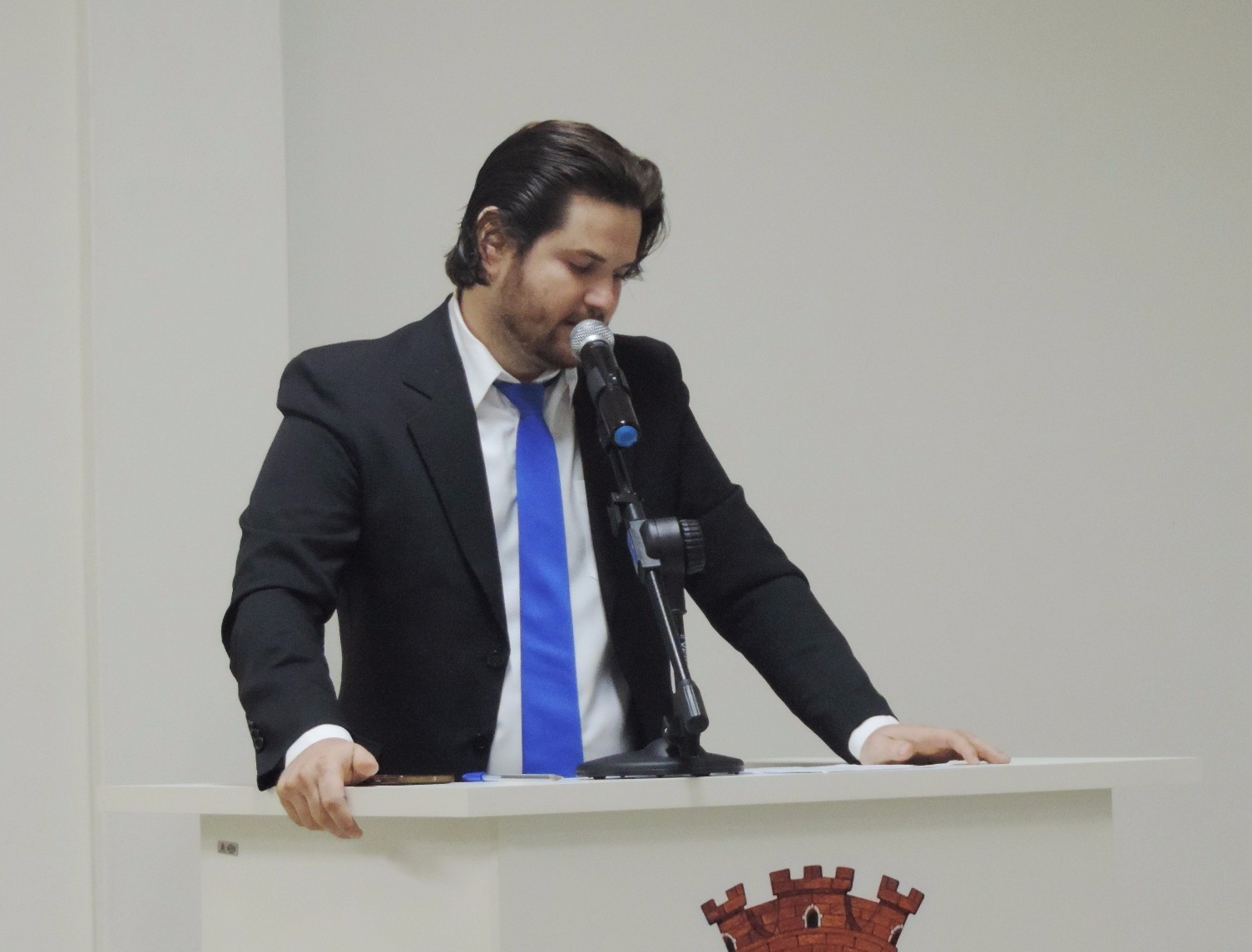 Vereador Tiago Marins solicita ao Executivo troca de lâmpada queimada em via do Jardim América 