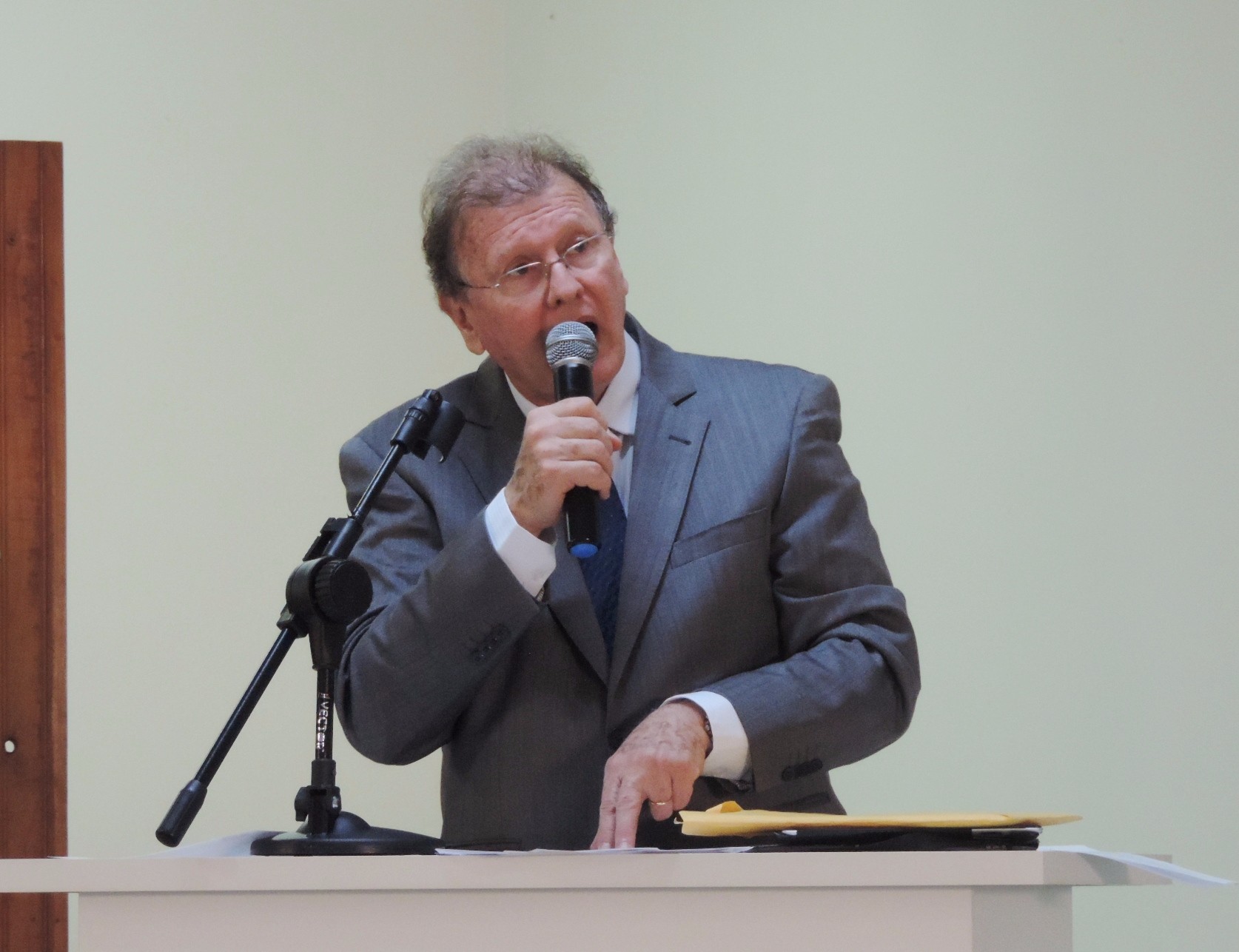 Vereador Roberto Melchiori solicita ao Executivo solução para suprimento temporário de reagentes químicos utilizados em exames na rede pública de saúde 