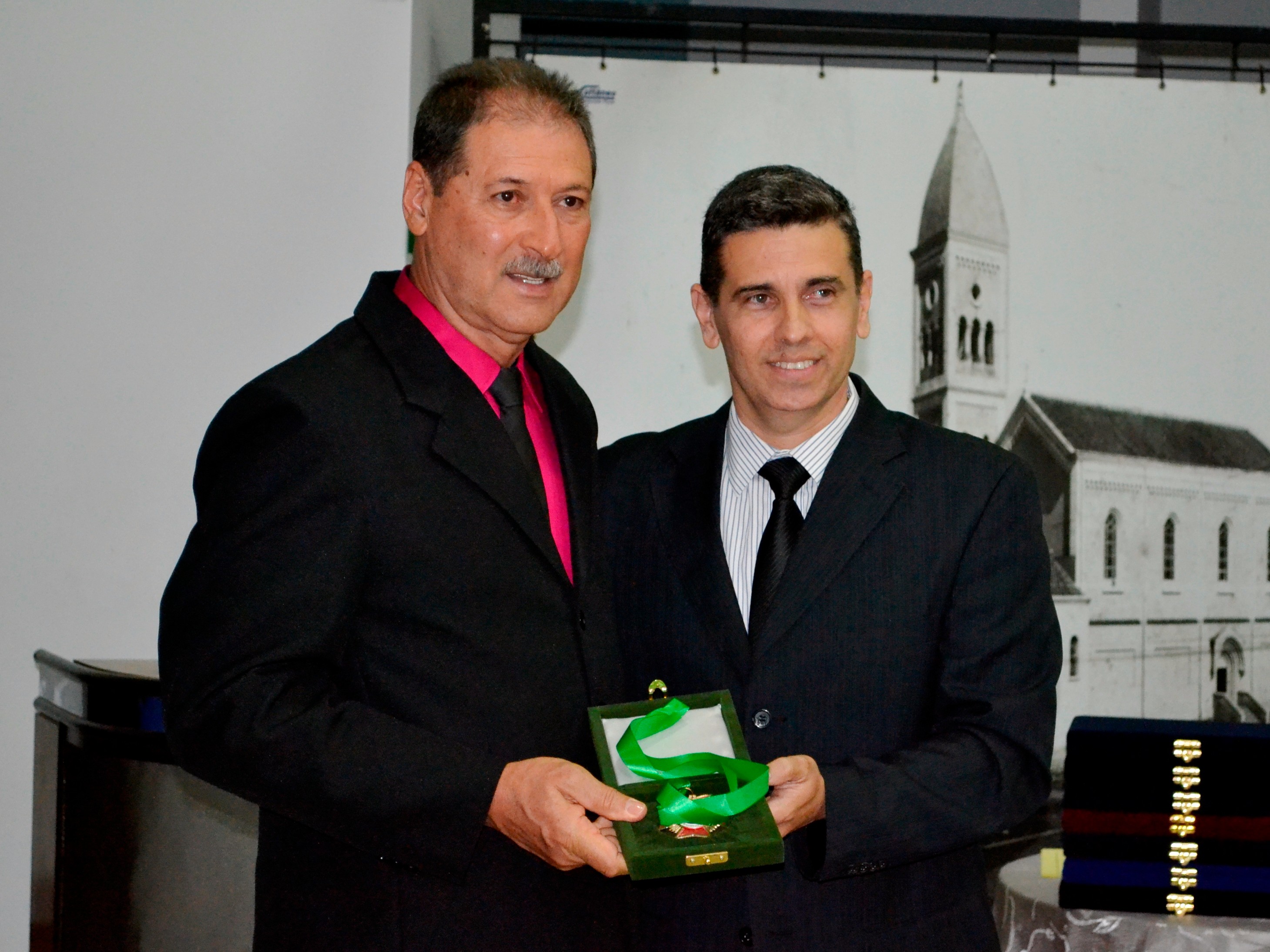 Vereador Beto de Souza entrega Medalha 28 de Outubro concedida a Antônio Brito Mantovani