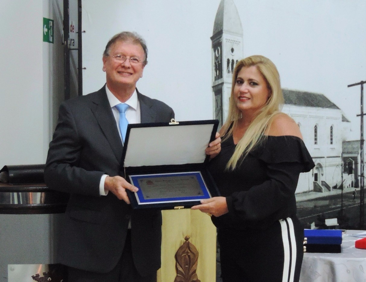 Vereador Roberto Melchiori entrega Diploma Construtor do Bem concedido a Juliana Camargo Tonsig