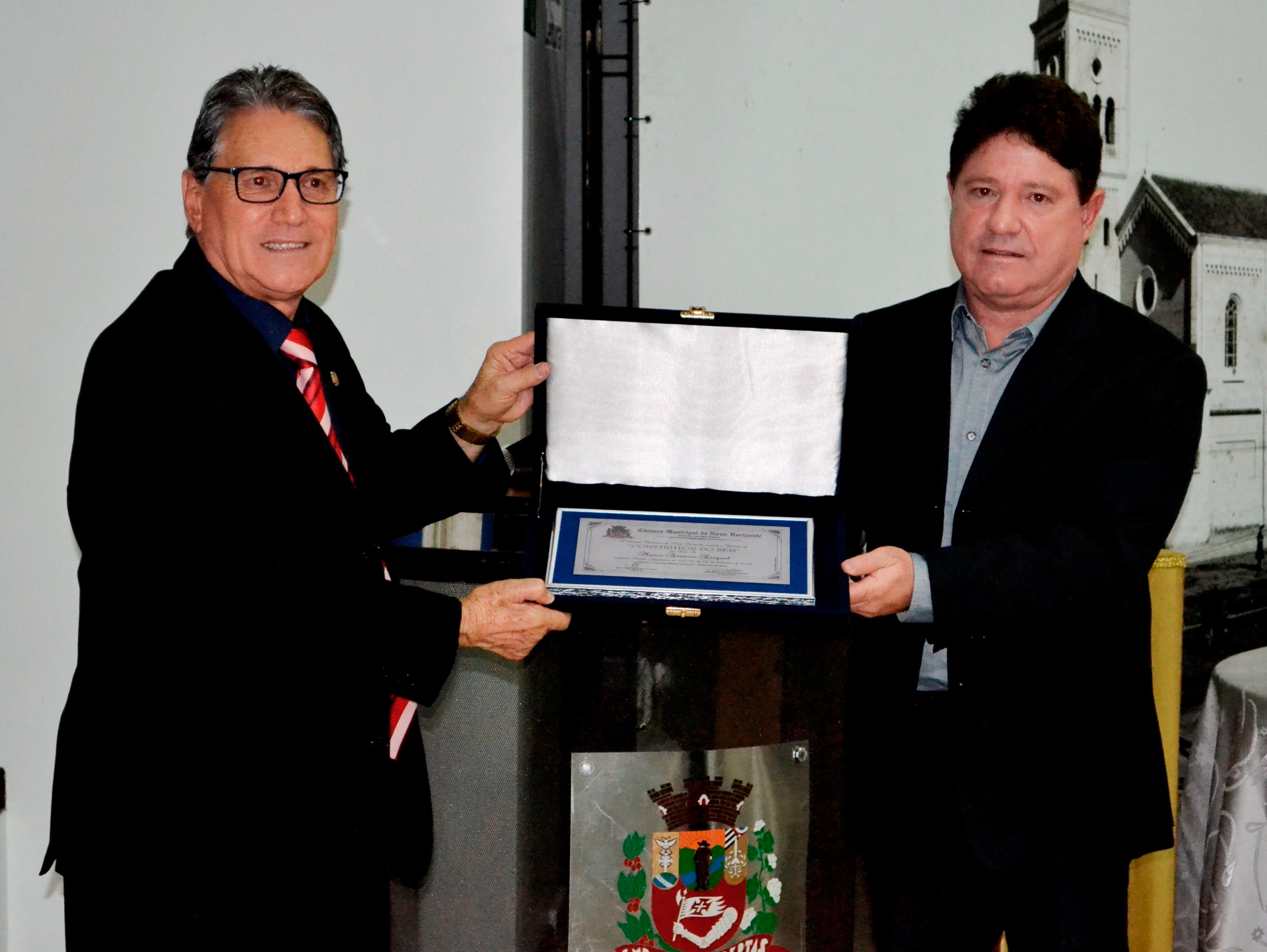 Vereador Nelsinho Luiz entrega Diploma Construtor do Bem concedido a Marco Antônio Rasquel