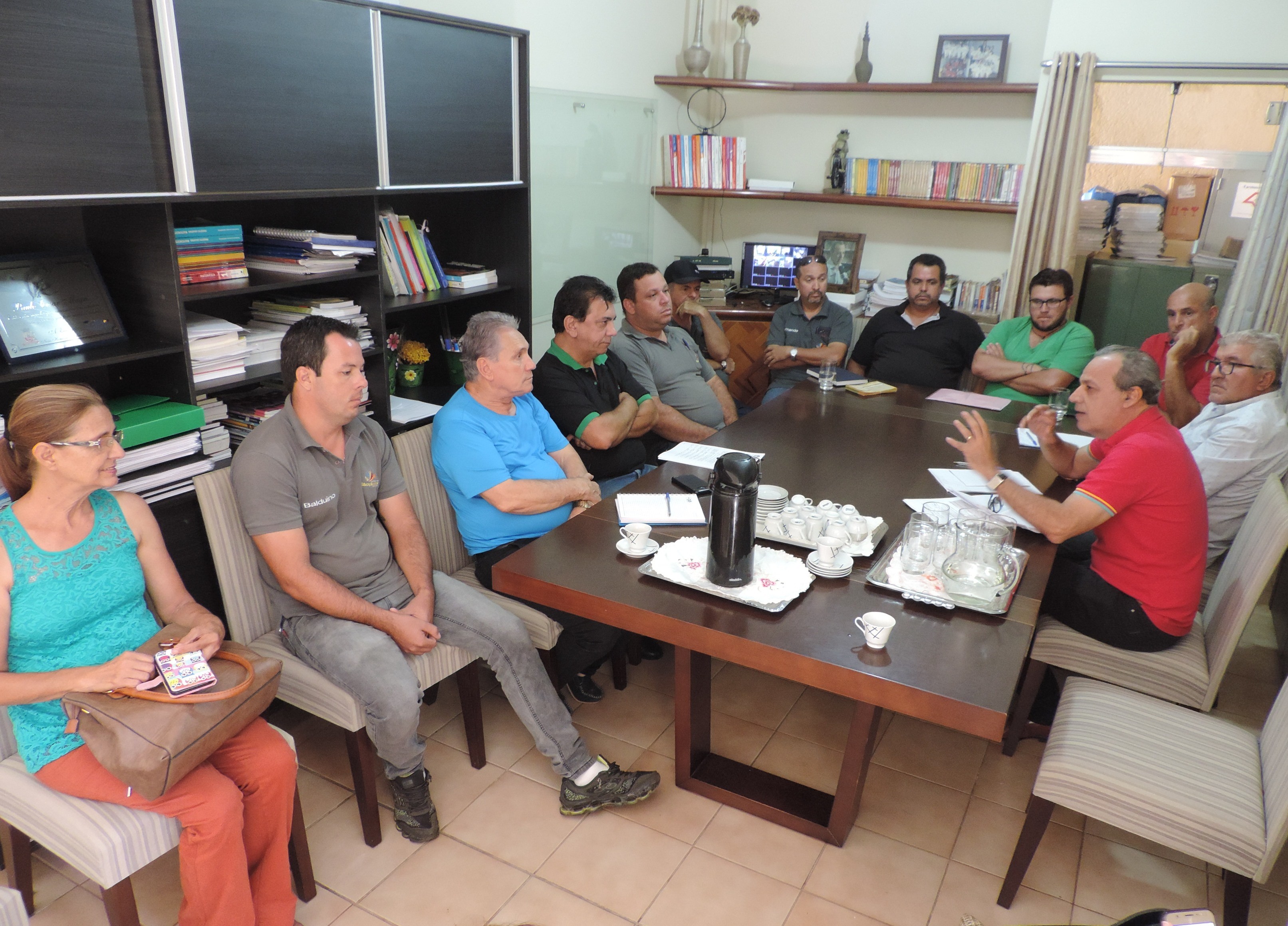 Vereadores participam de reunião na Secretaria Municipal de Educação sobre o transporte escolar 
