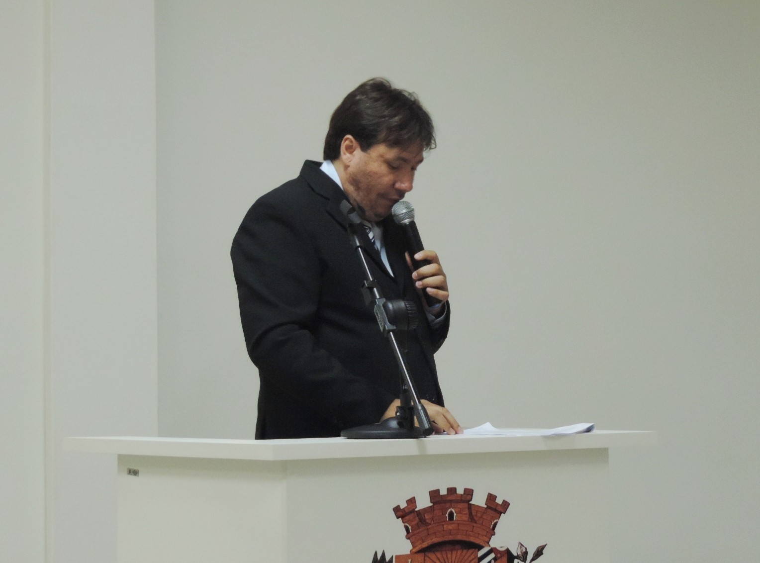 Vereador Douglas Alex solicita ao Executivo serviço tapa-buracos em vias do Município