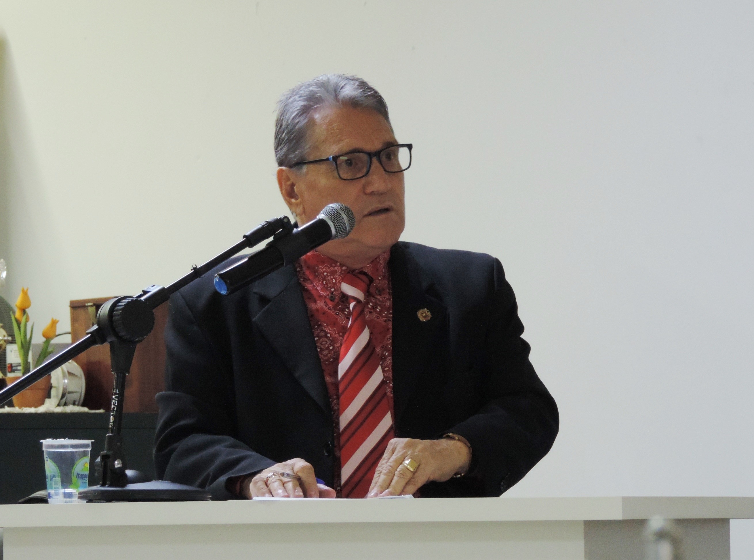 Vereador Nelsinho Luiz solicita ao Executivo conserto de buraco no cruzamento de vias da Vila Bauman