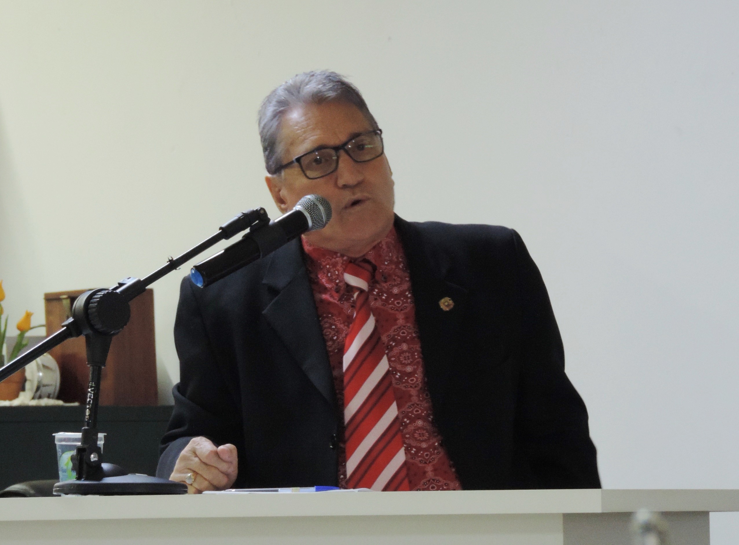 Vereador Nelsinho Luiz solicita ao Executivo limpeza de área verde e de terreno que abriga Diretorias Municipais