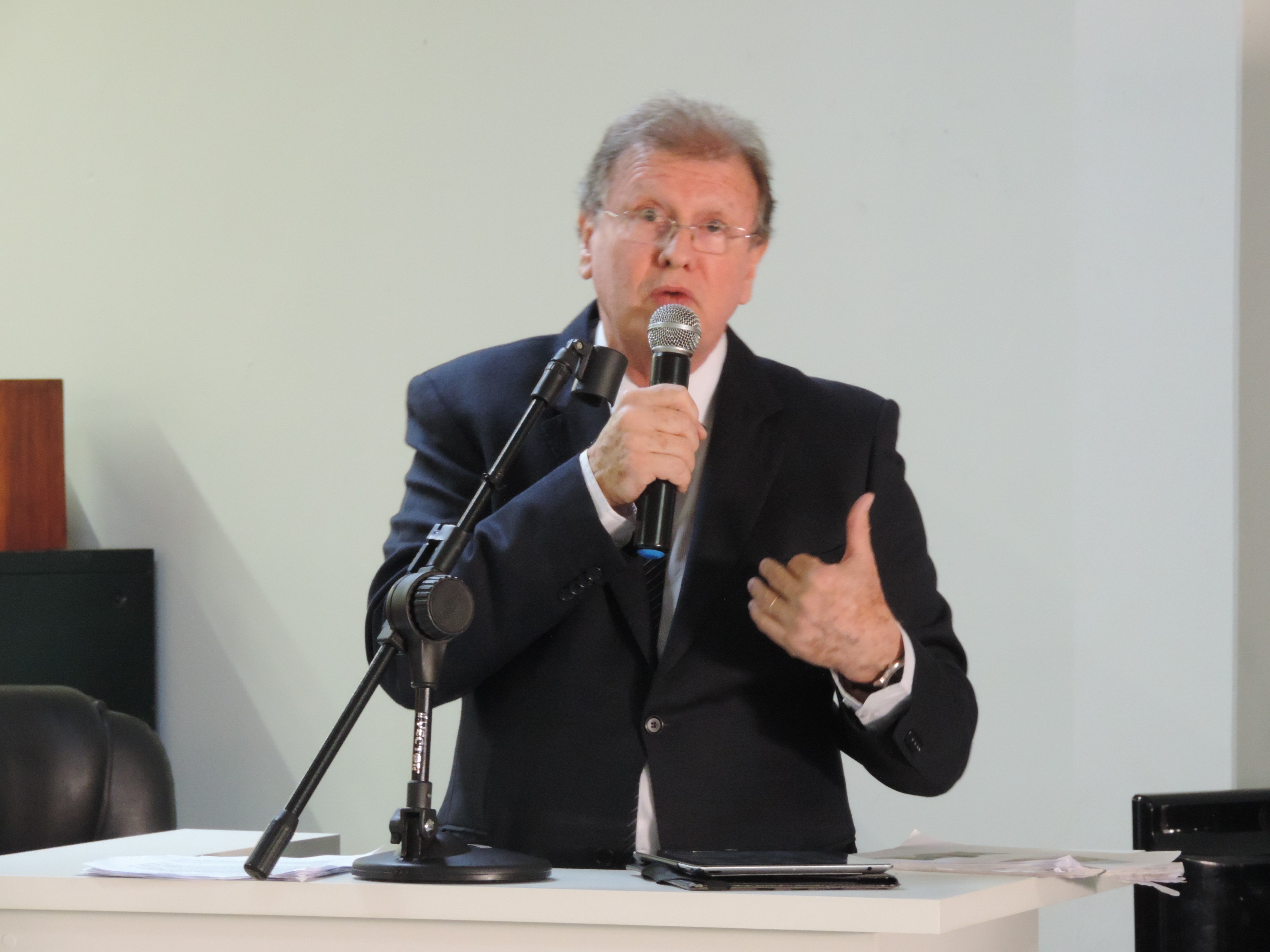 Vereador Roberto Melchiori solicita ao Executivo orçamento para a implantação de linha telefônica de emergência para o Conselho Tutelar