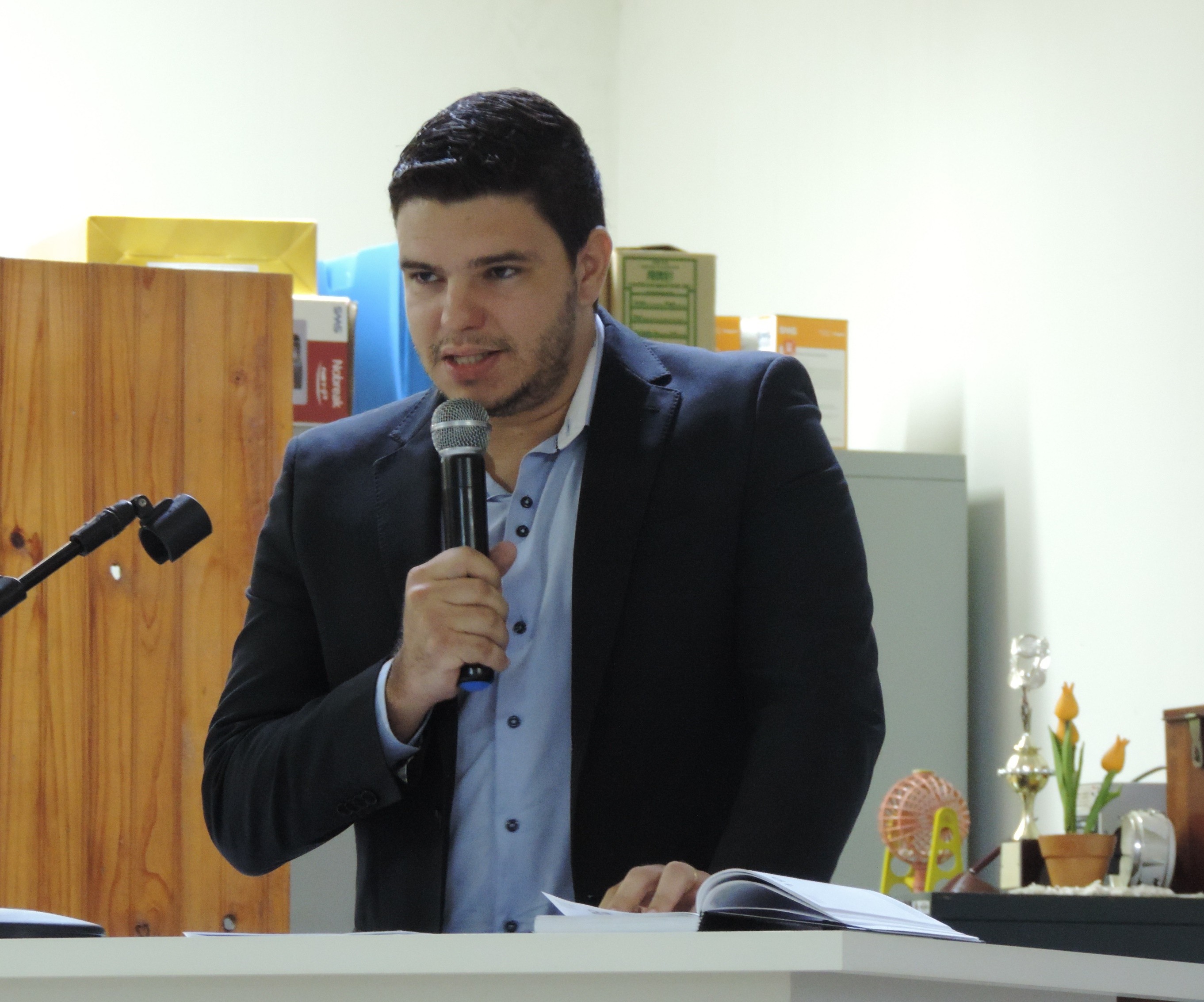 Vereador Celso Júnior sugere ao Executivo elaboração de Projeto de Lei que institui proteção às crianças de materiais pornográficos no ensino municipal