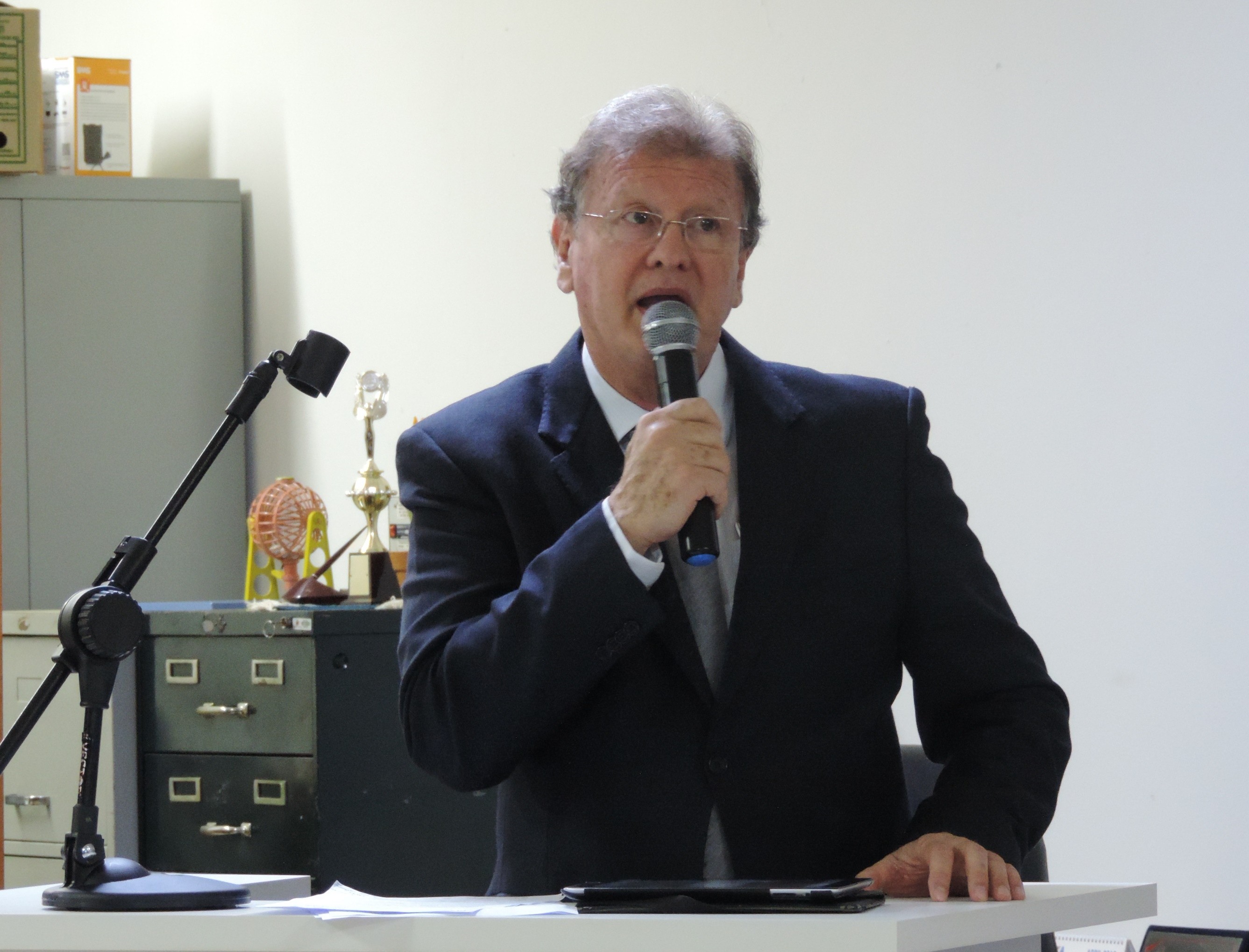 Vereador Roberto Melchiori solicita ao Executivo retirada de lixo e entulho de locais do Município