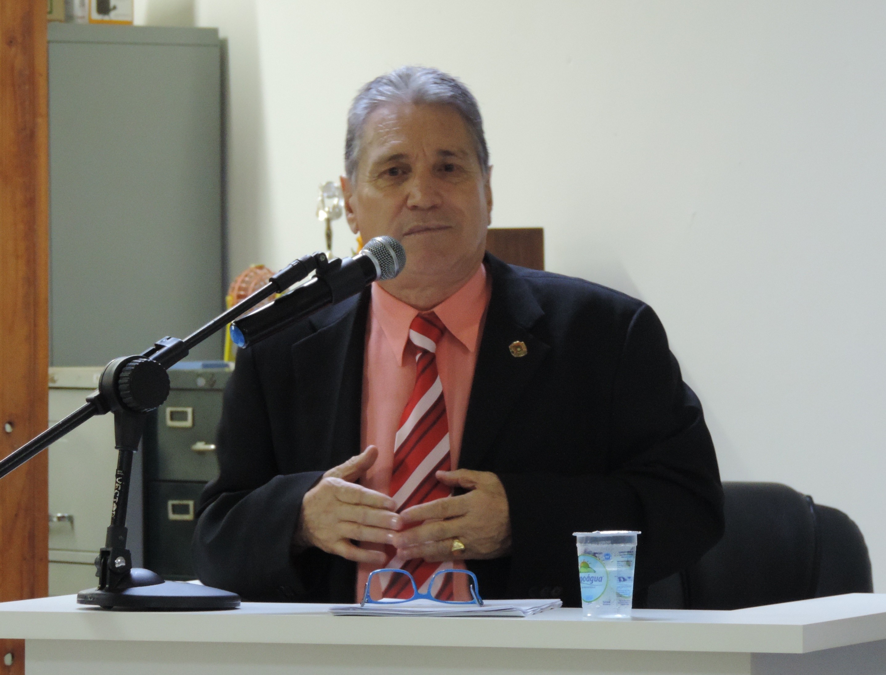 Vereador Nelsinho Luiz solicita à Empresa Vivo providências com relação a poste de madeira no Bairro IV Centenário