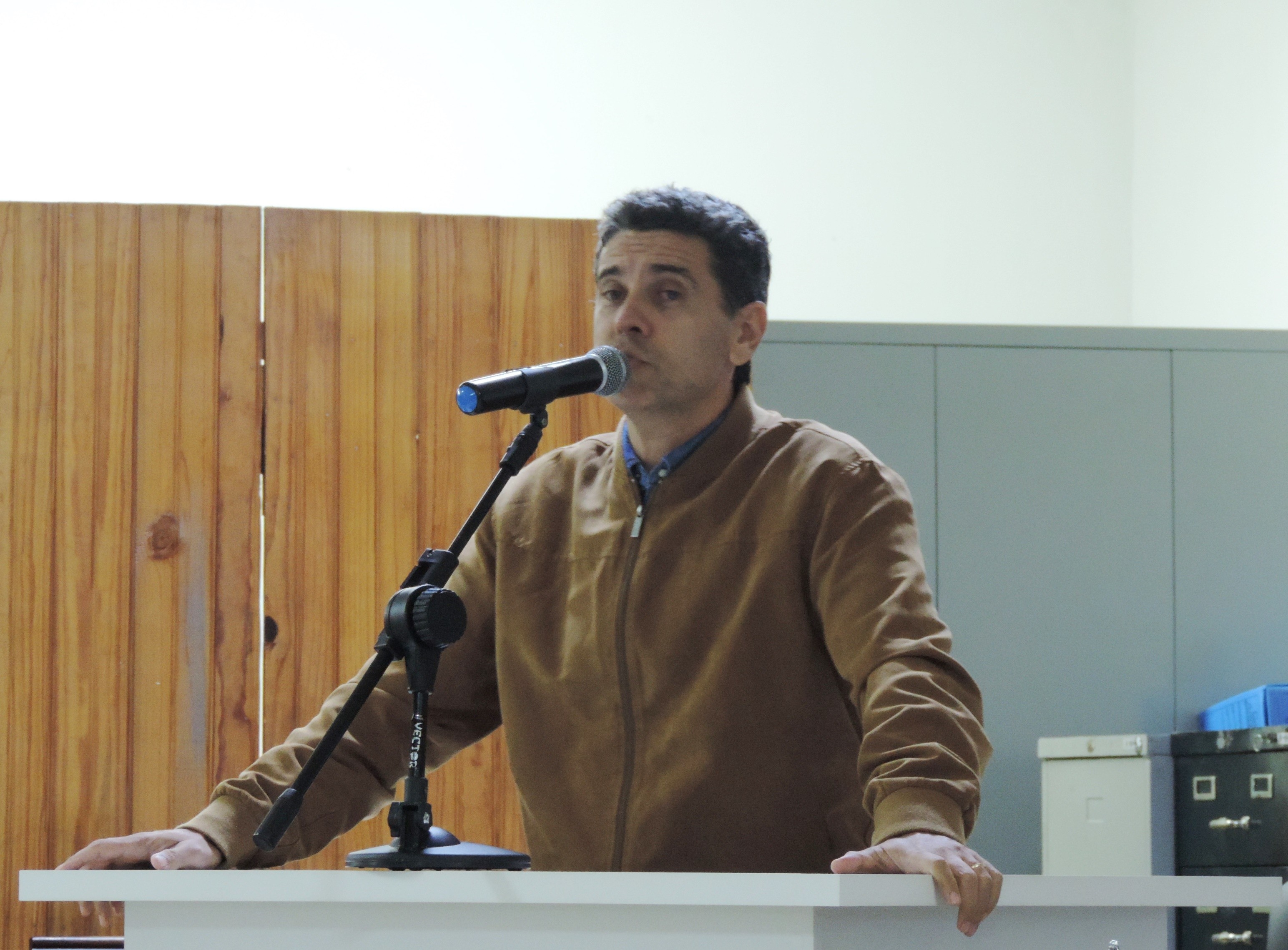 Vereador Beto de Souza solicita ao Gerente da Caixa Econômica Federal providências com relação à claridade refletida nos caixas eletrônicos 