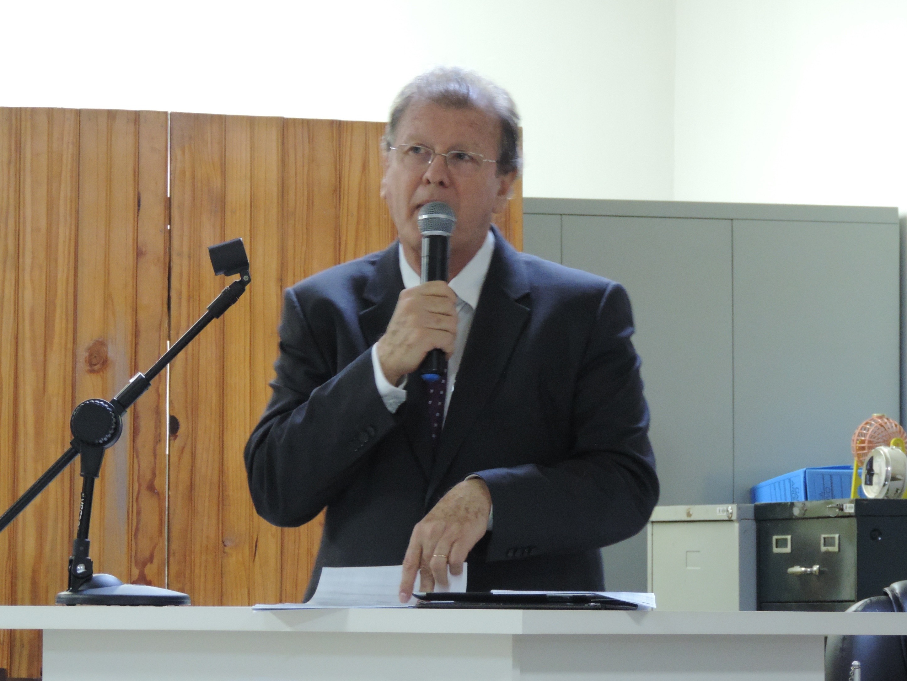 Vereador Roberto Melchiori solicita ao Executivo providências para dar andamento em licitação para conserto de aparelhos de ar-condicionado 