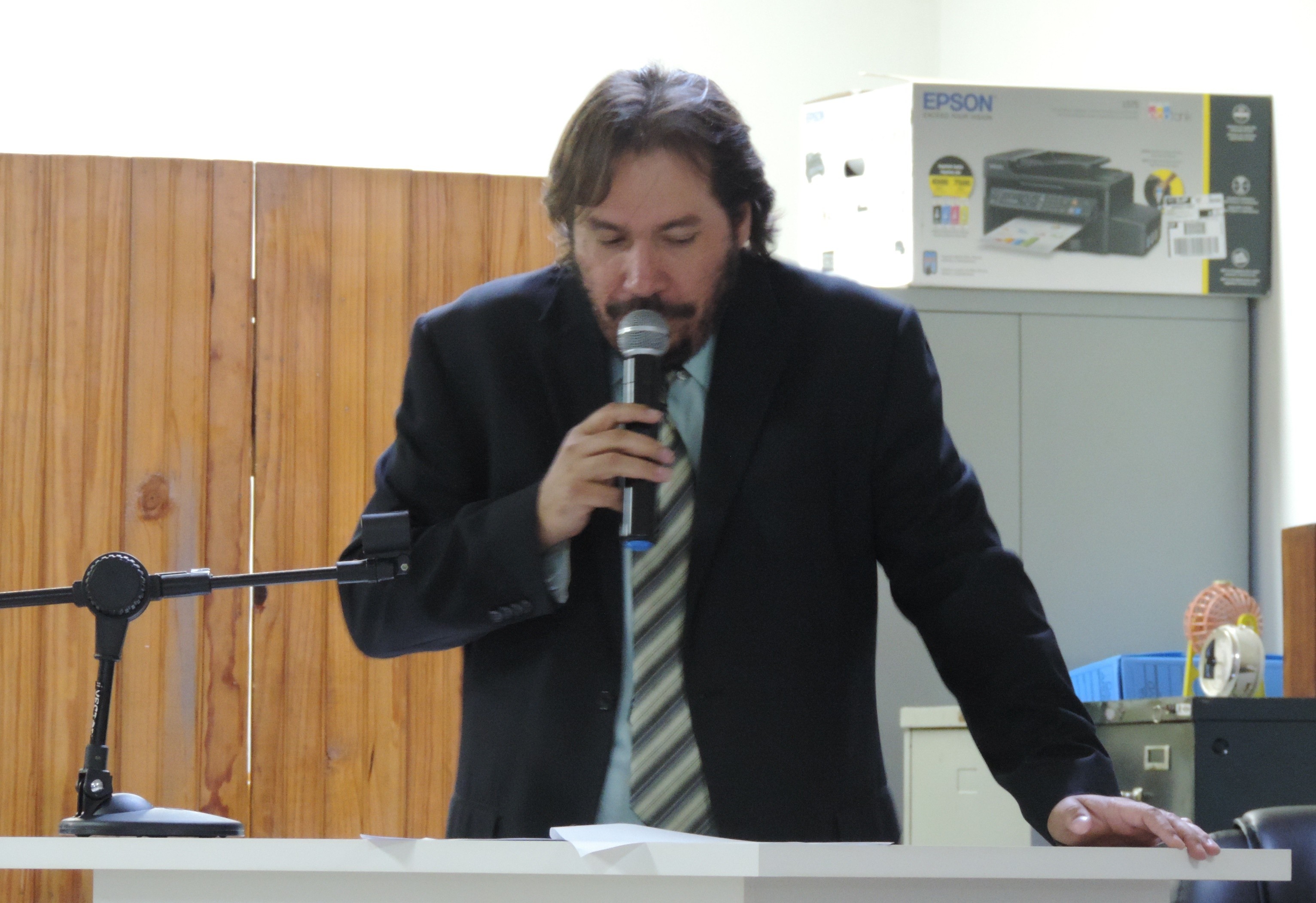 Vereador Douglas Alex solicita ao Executivo troca de lâmpadas queimadas no Terminal Rodoviário "Prefeito Same Calil Nicolau Eid"