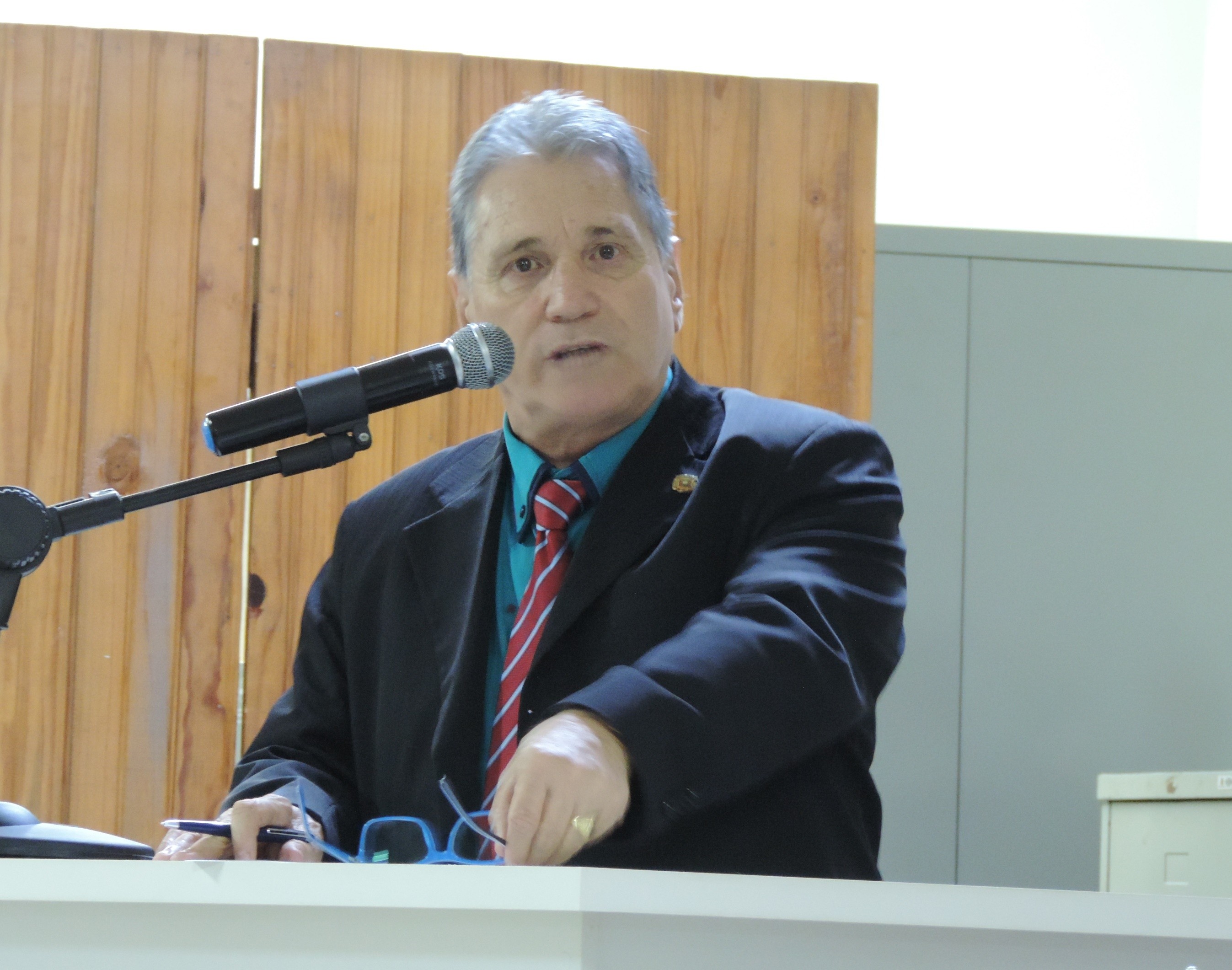 Vereador Nelsinho Luiz solicita ao Executivo serviço de tapa-buracos em via do Jardim Santa Clara