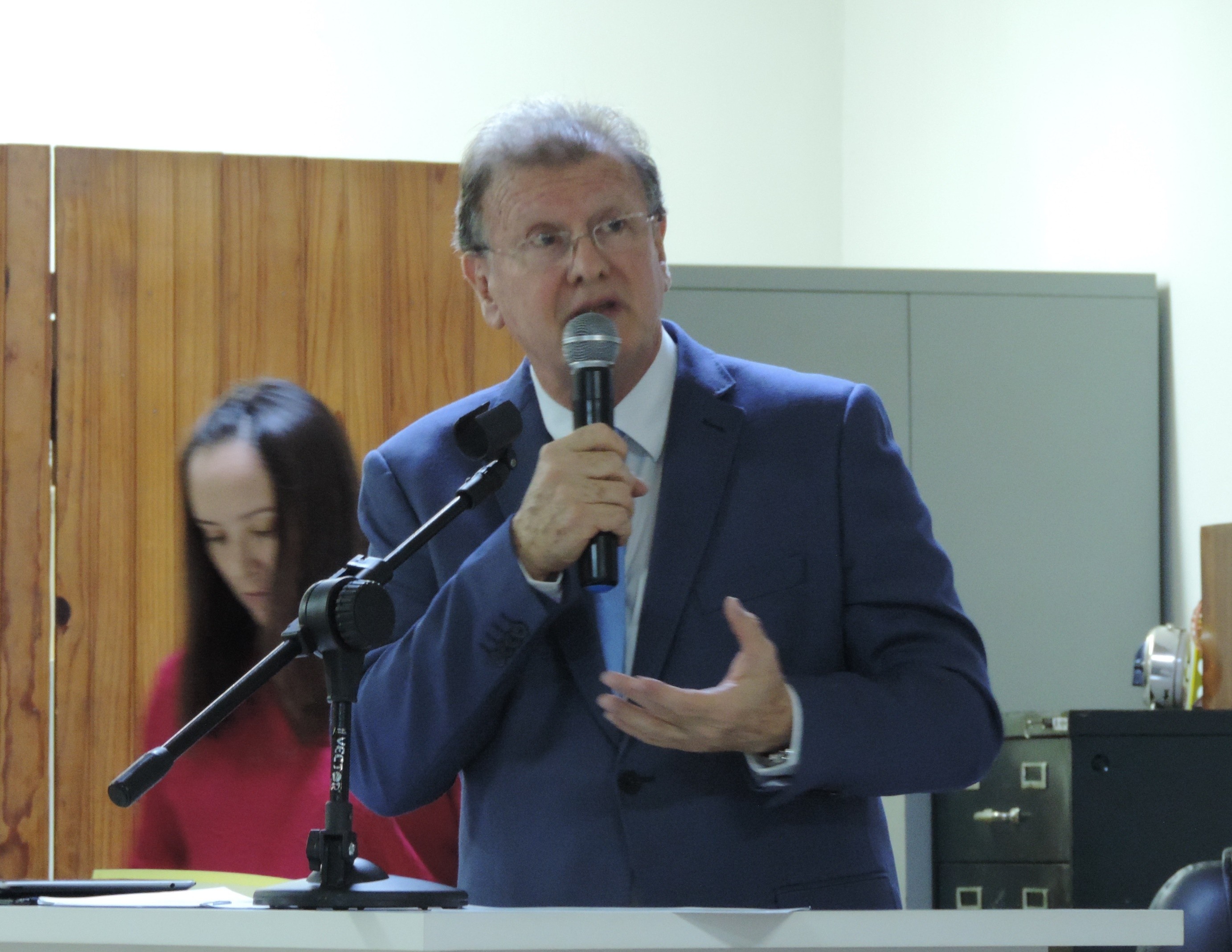 Vereador Roberto Melchiori solicita ao Executivo limpeza dos canteiros das vias concomitantemente com recolhimento de lixo