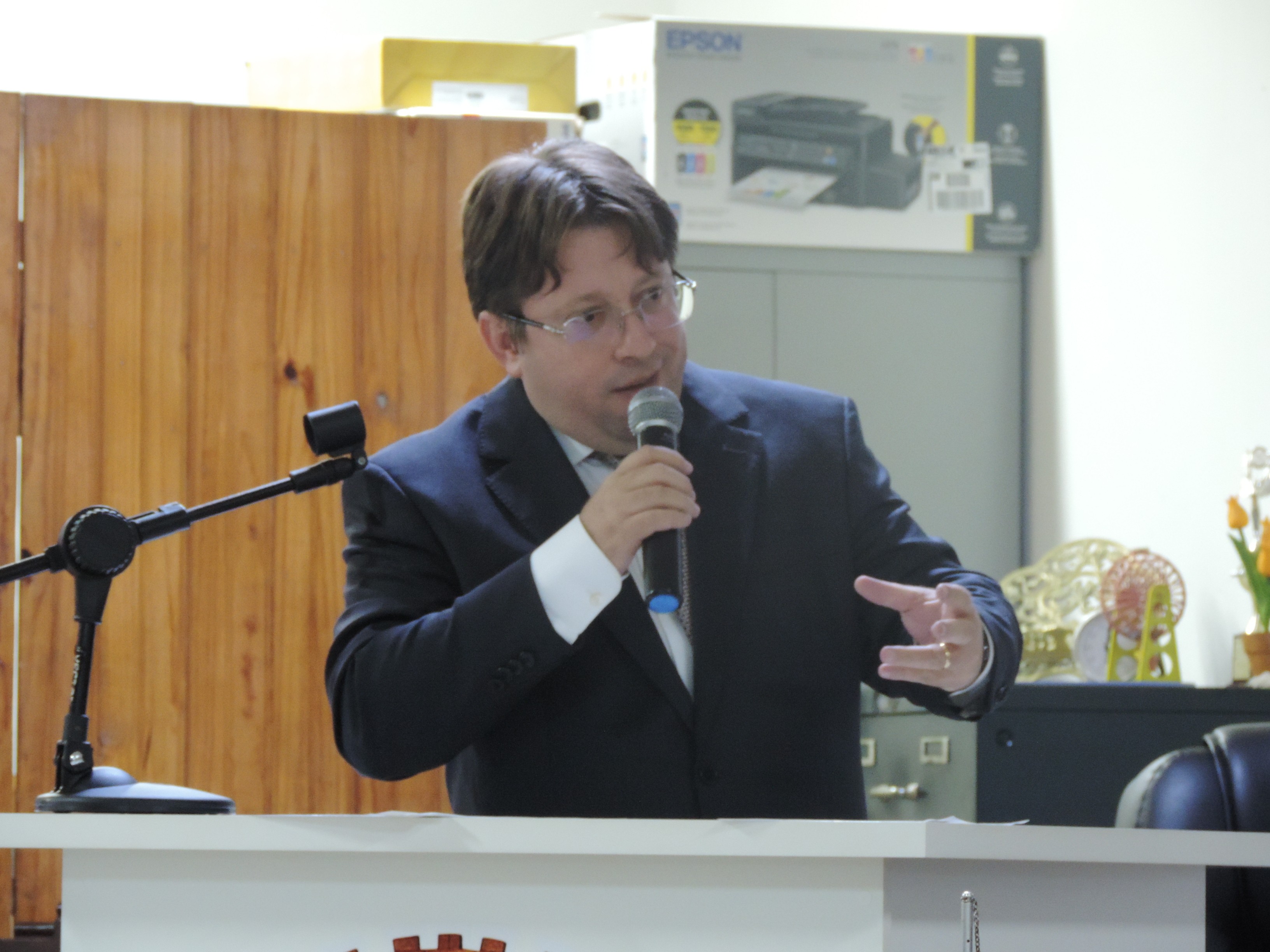 Vereador Leandro Lança solicita ao Executivo limpeza e roçagem do mato no acostamento da Rodovia Vicinal "Salathiel da Costa Pereira"