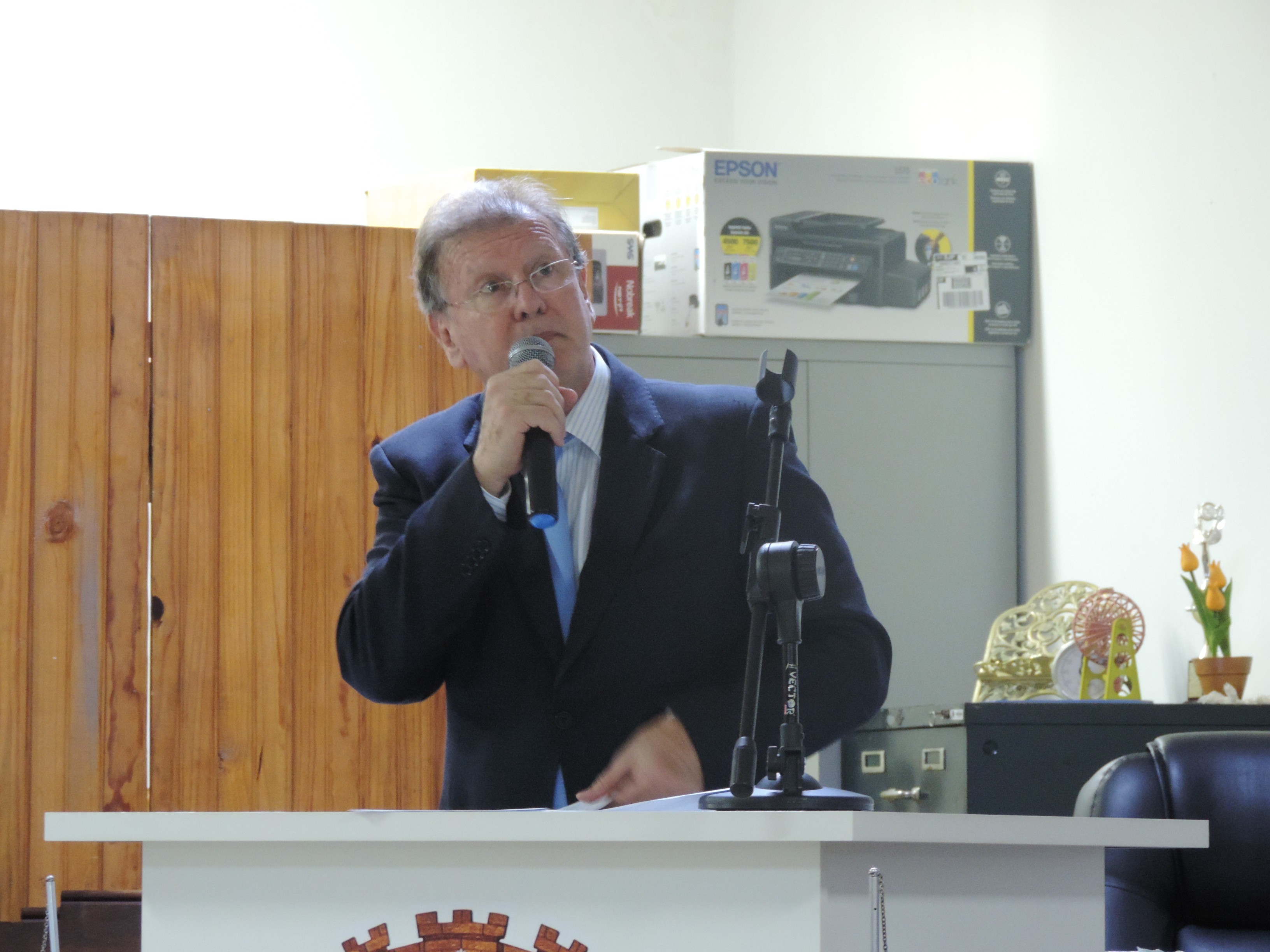 Vereador Roberto Melchiori solicita a empresas de telefonia implementação de internet gratuita nas Praças Matriz e Nove de Julho 