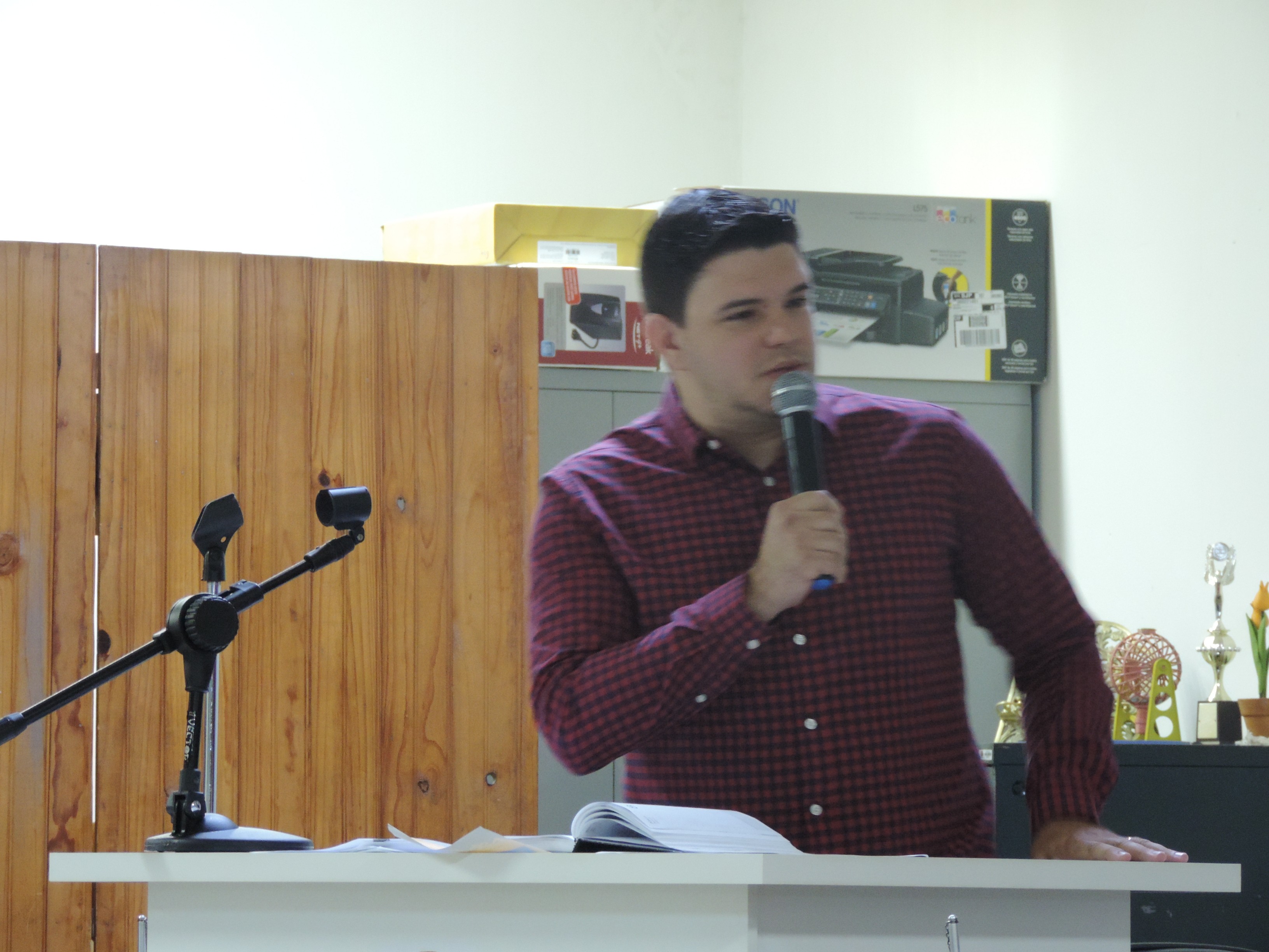 Vereador Celso Andrade Júnior solicita ao Executivo providências com relação a veículo de grande porte estacionado no cruzamento de vias