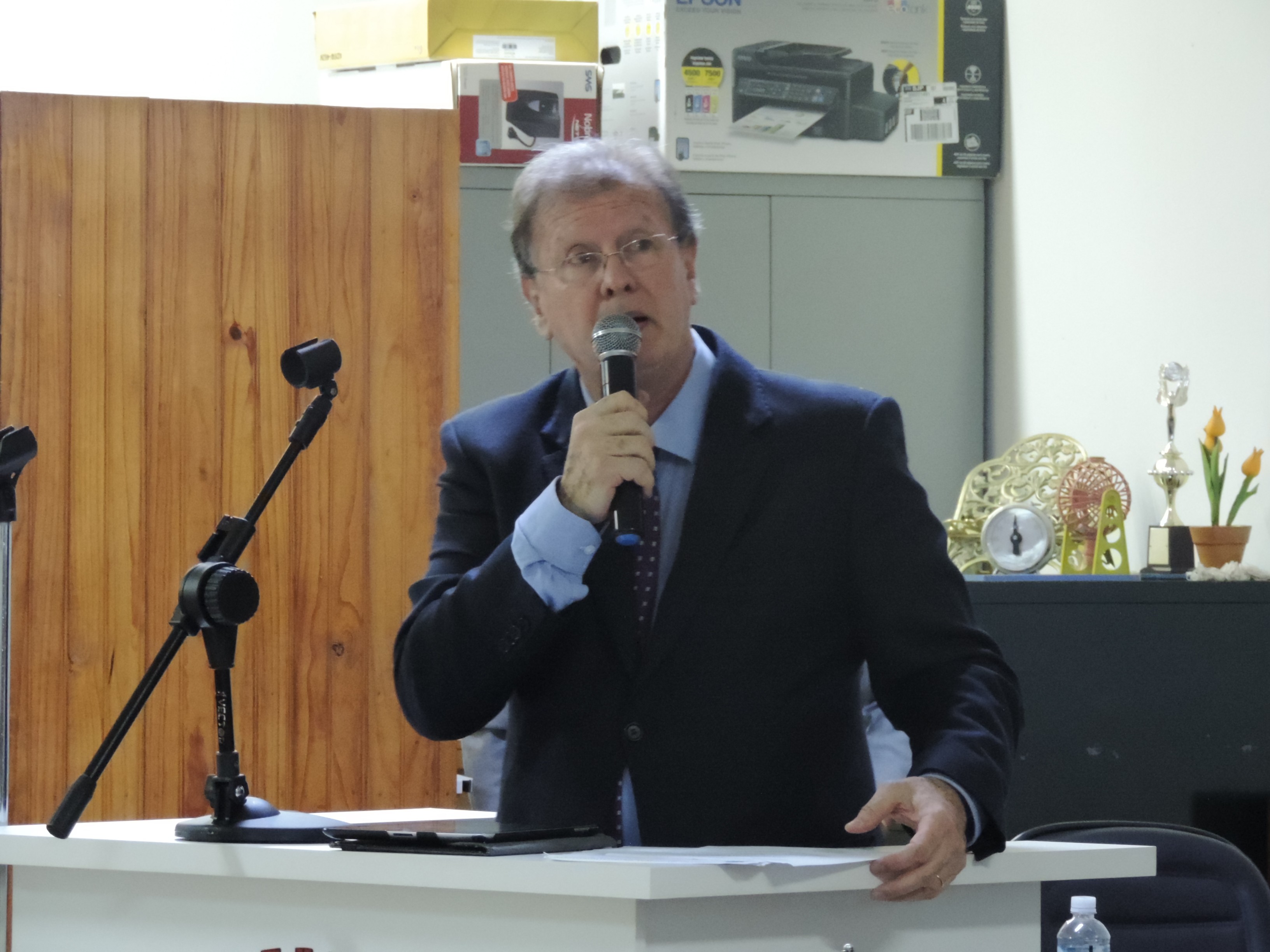 Vereador Roberto Melchiori solicita ao Executivo informação sobre implantação de aplicativo para comunicação entre a população e a Prefeitura