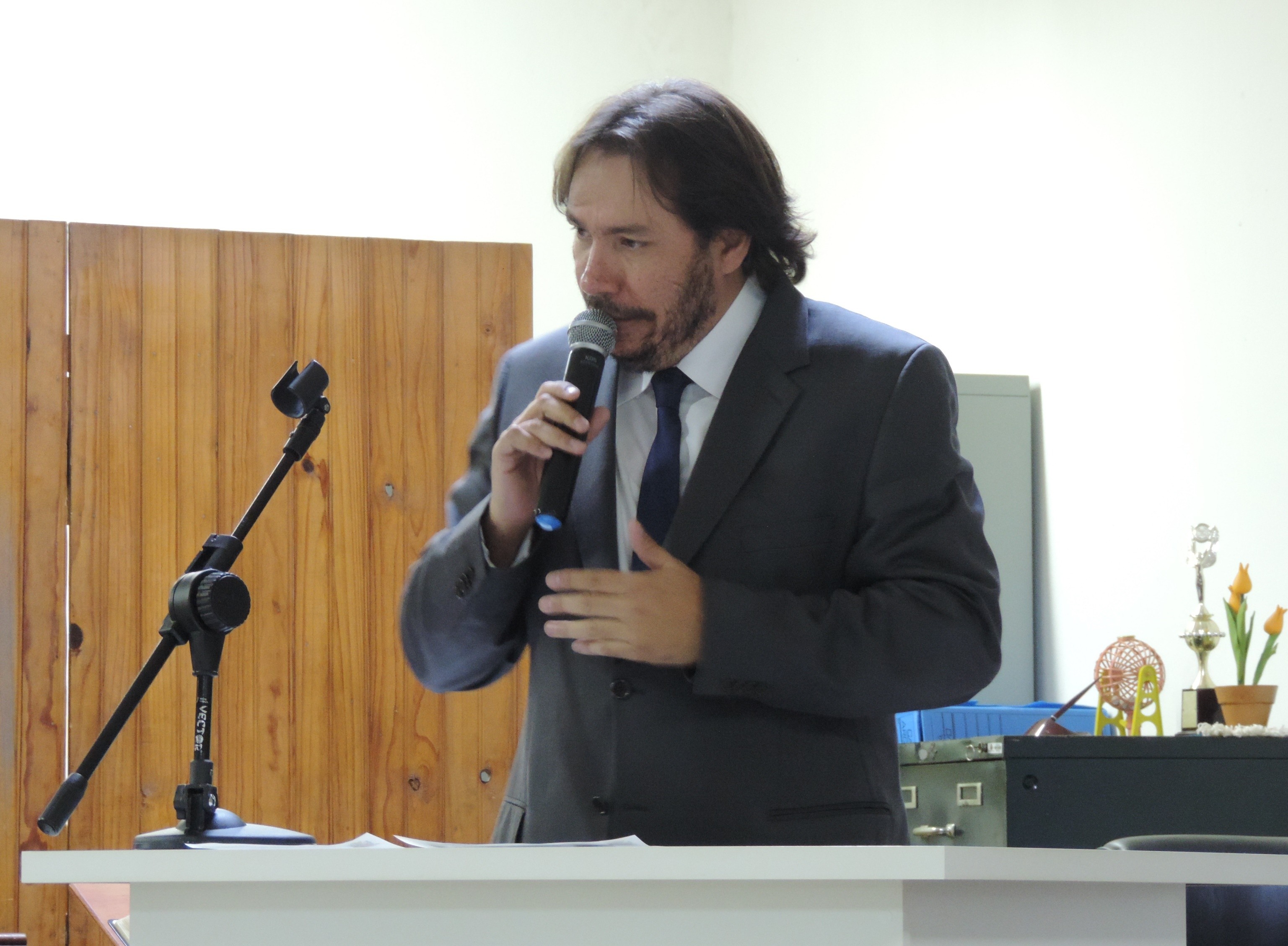 Vereador Douglas Alex solicita ao Executivo serviço de tapa-buraco em via do Jardim Santa Clara