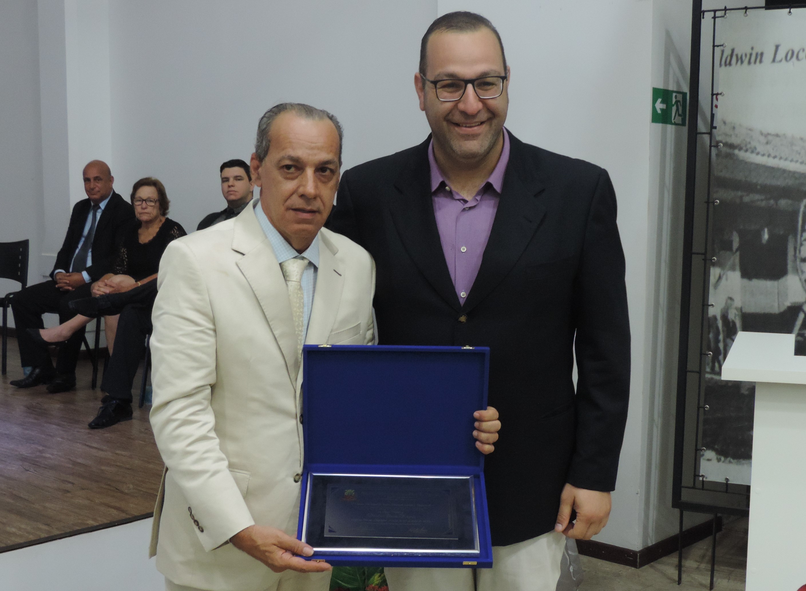 Vereador Amilcar Raphe entrega Diploma "Construtor do Bem" ao professor Paulo César Magri