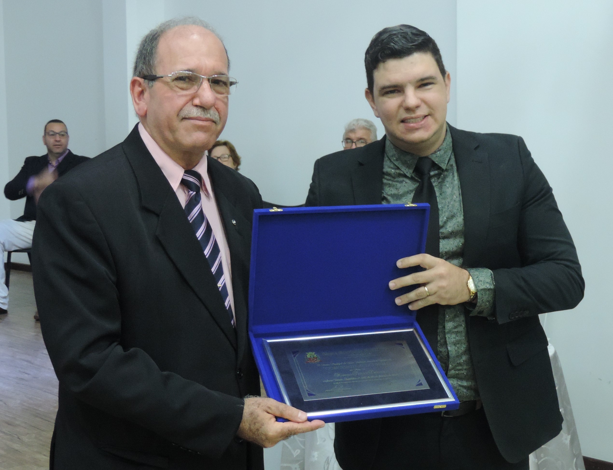 Vereador Celso Andrade Júnior entrega Diploma "Construtor do Bem" a Marcos Simon Suecco