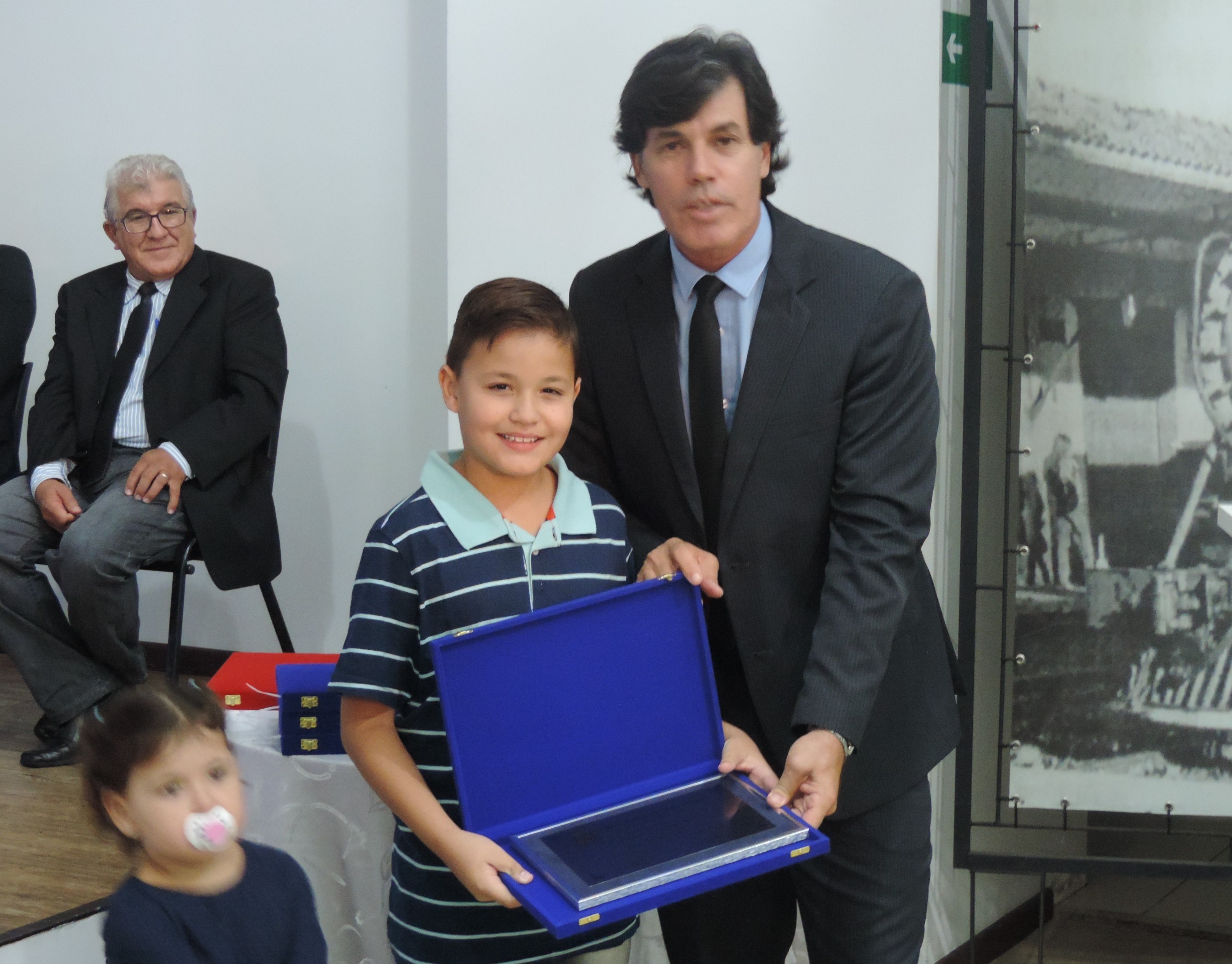 Vereador Cléber Gaúcho entrega Diploma "Jovem Destaque" a Hugo Miguel Feliciano