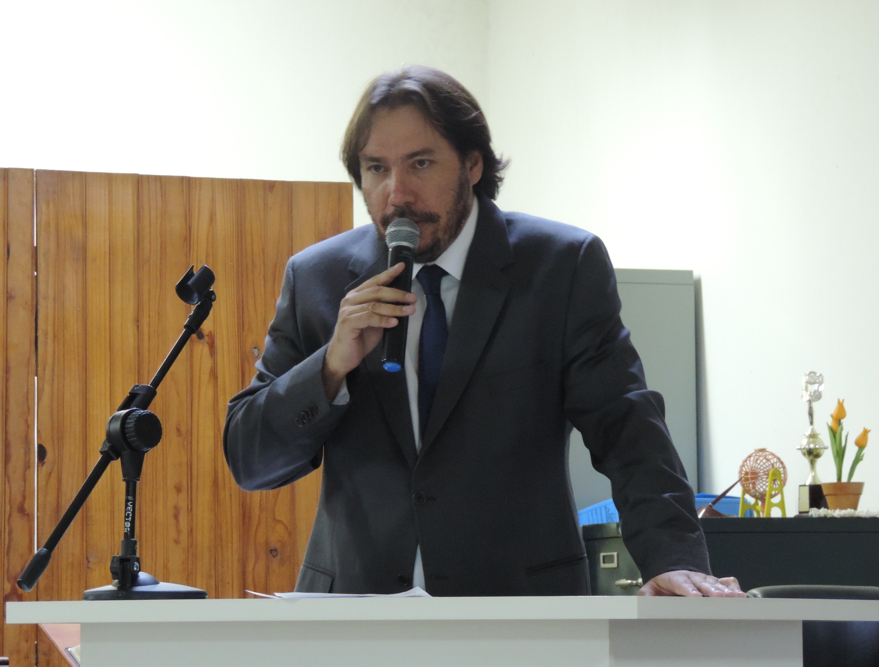 Vereador Douglas Alex solicita ao Executivo limpeza de via e margens de Córregos