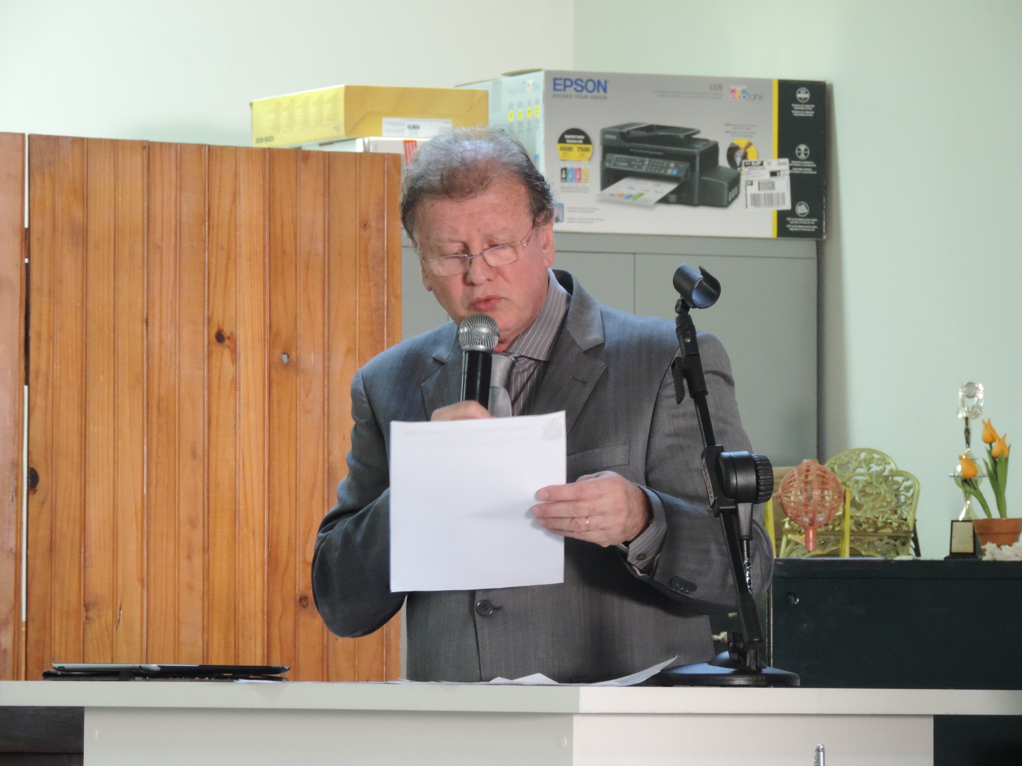 Vereador Roberto Melchiori solicita à Secretaria Municipal de Educação construção de parque e reconstrução dos muros da EMEF "Manoel Roque"