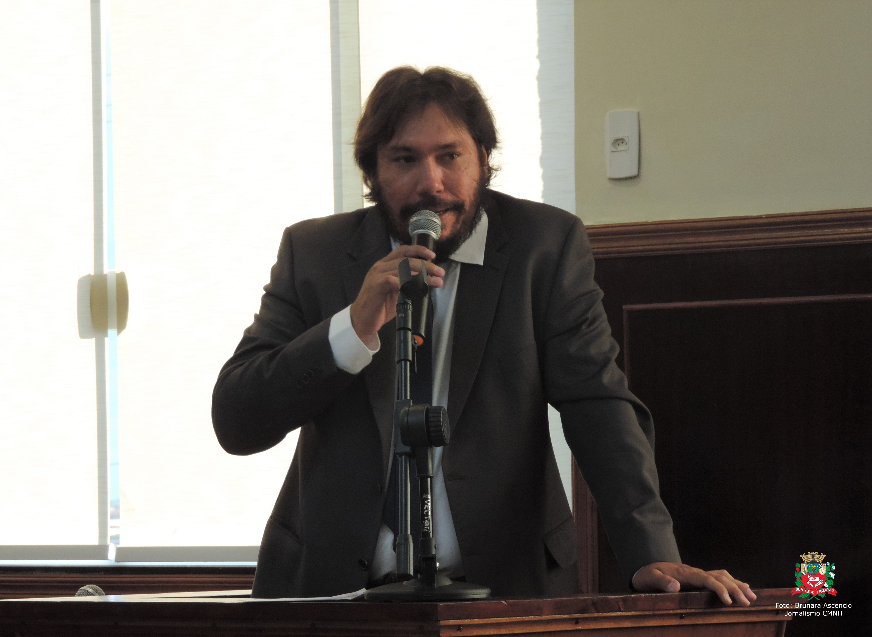 Vereador Locutor Douglas Alex solicita ao Executivo Municipal informação sobre tubos de concreto depositados na Avenida José Willibaldo de Freitas