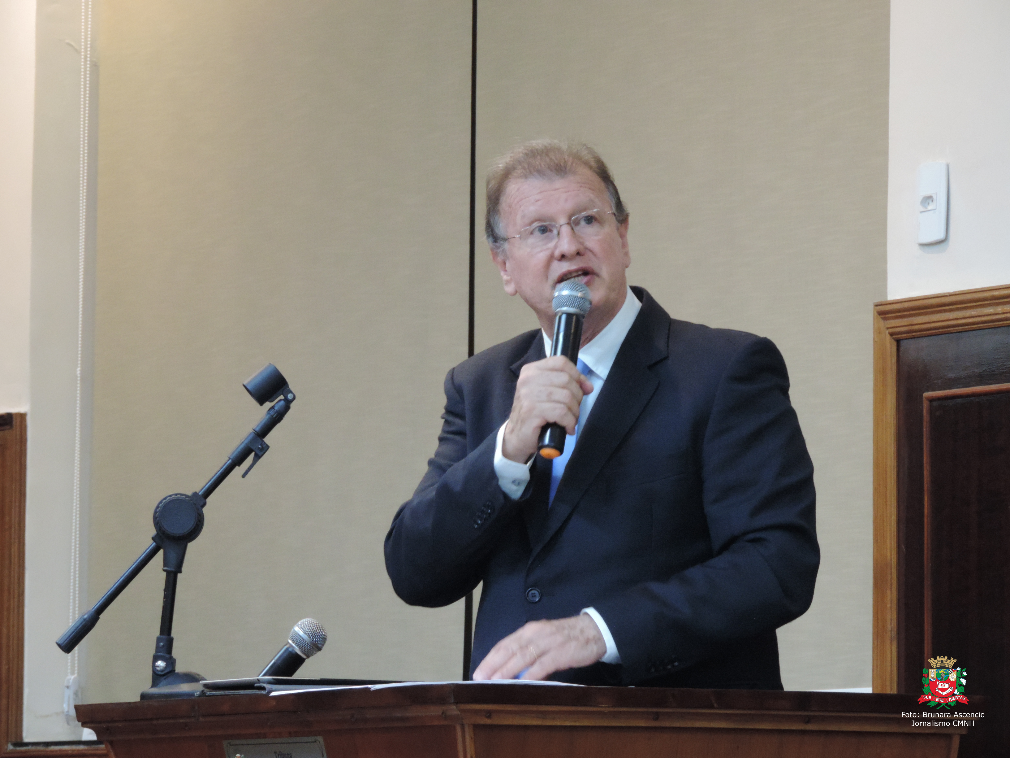 Vereador Roberto Melchiori solicita ao Executivo Municipal retirada da grama resultante da roçagem dos canteiros em avenida da Vila Patti