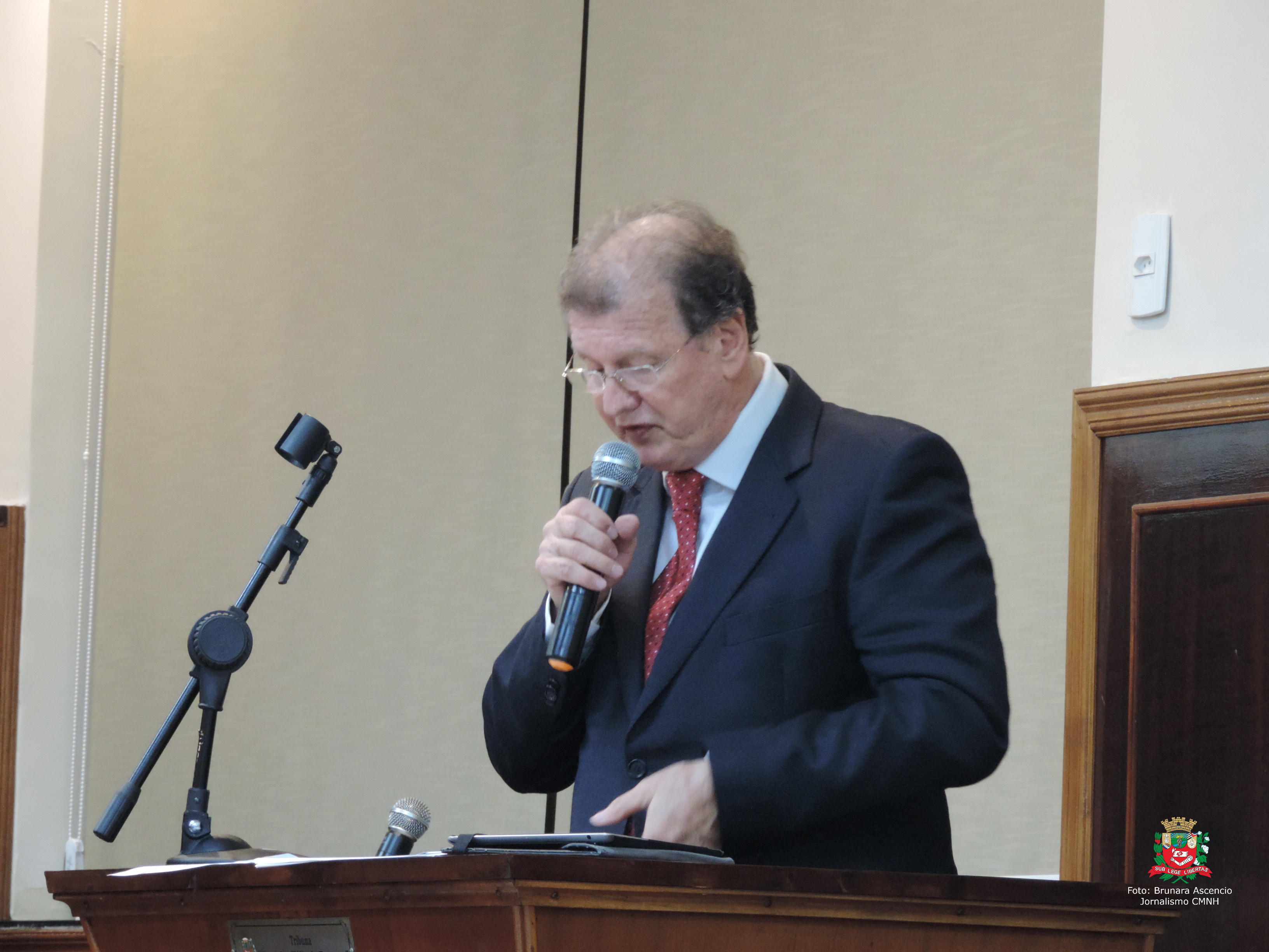 Vereador Roberto Melchiori solicita ao Executivo Municipal calçamento defronte a terreno da Prefeitura localizado na Avenida Coronel Junqueira