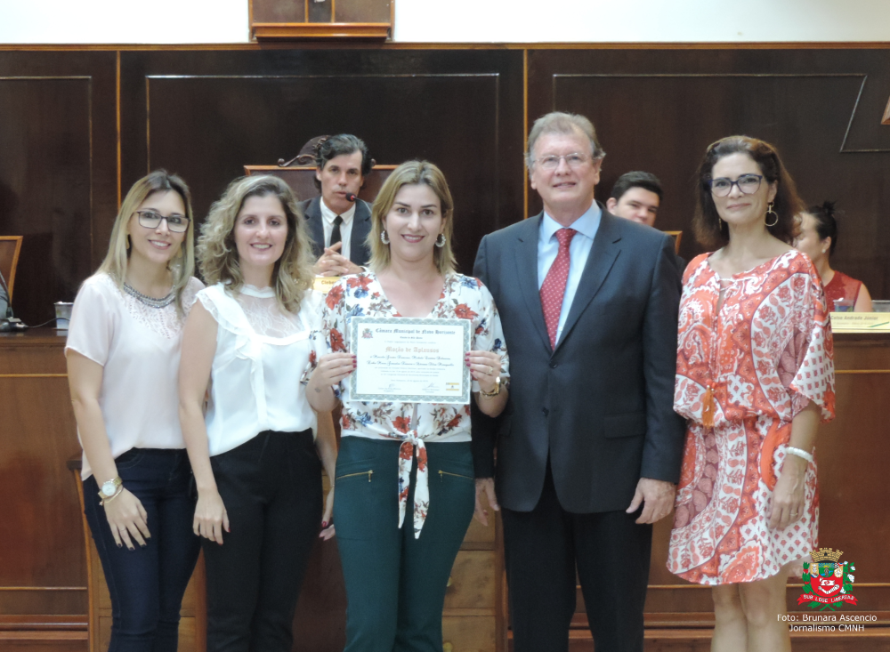 Vereador Roberto Melchiori entrega Moção de Congratulações a gestoras da Secretaria Municipal de Saúde
