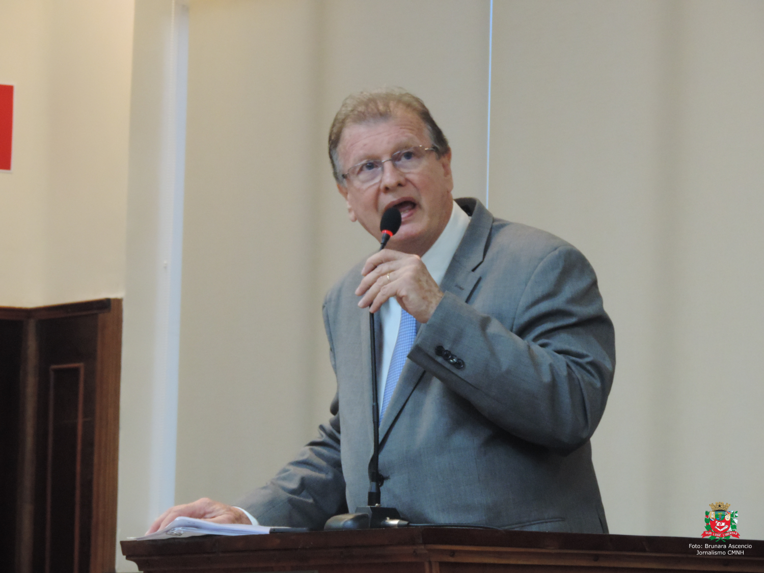 Vereador Roberto Melchiori solicita ao Executivo Municipal reparos no asfalto de via pública ao lado da EMEF "Francisco Álvares Florence"