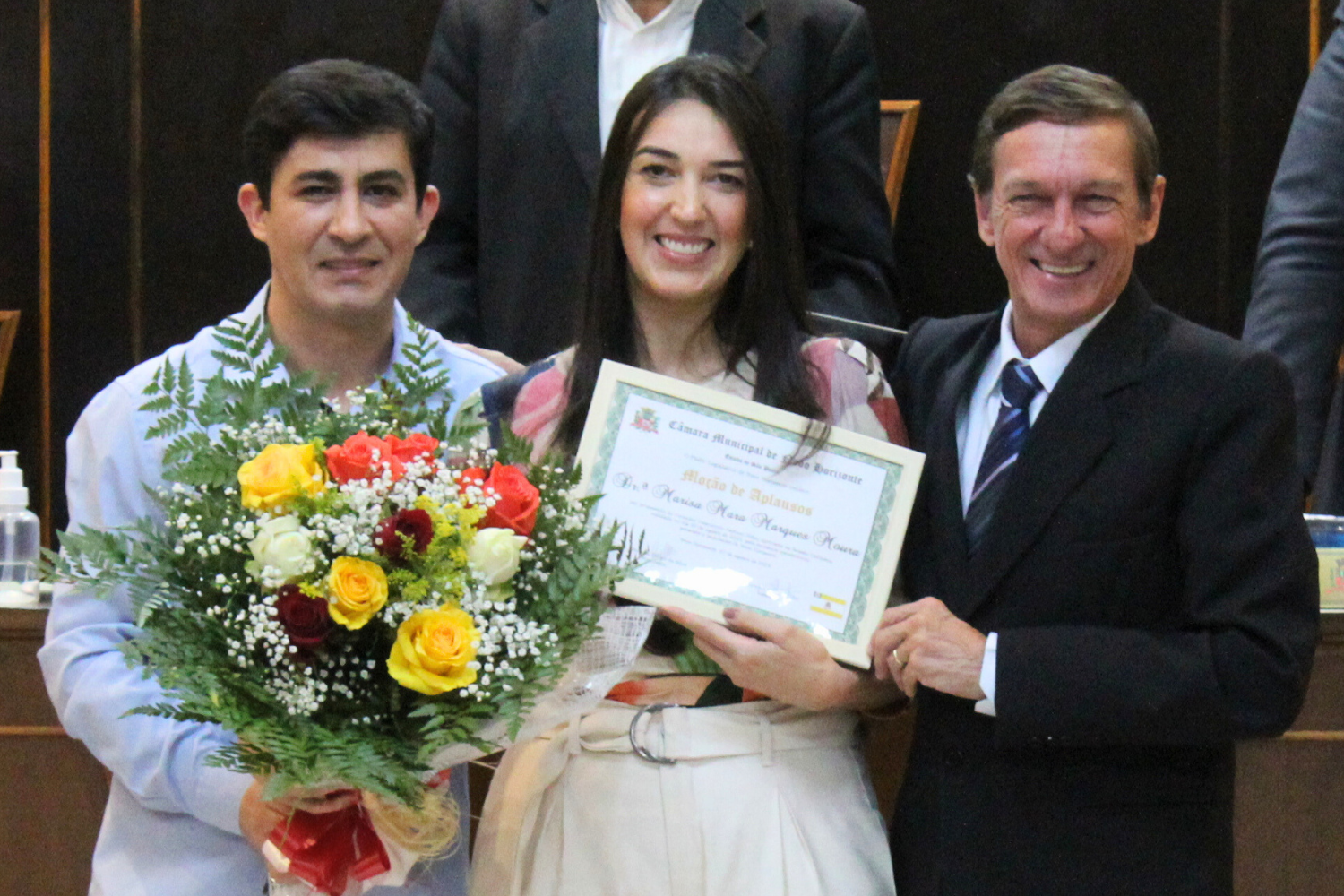 Vereador Vasquinho faz entrega de Moção de Aplausos em forma de Título à médica Dra. Marisa Mara Marques Moura