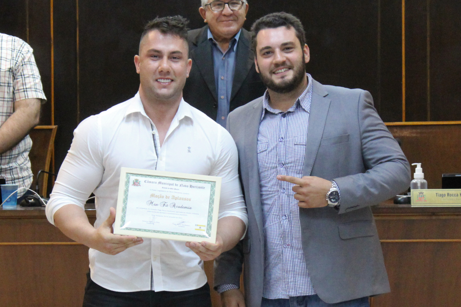 Vereador Tiago Rocca faz entrega de Moção de Aplausos em forma de Título à Max Suplementos e à Max Fit Academia