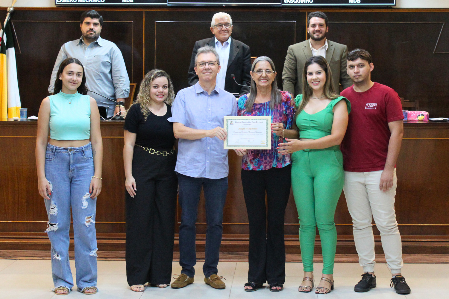 Vereadora Sônia Canato faz entrega de Moção de Aplausos em forma de Título a Neto Françoso