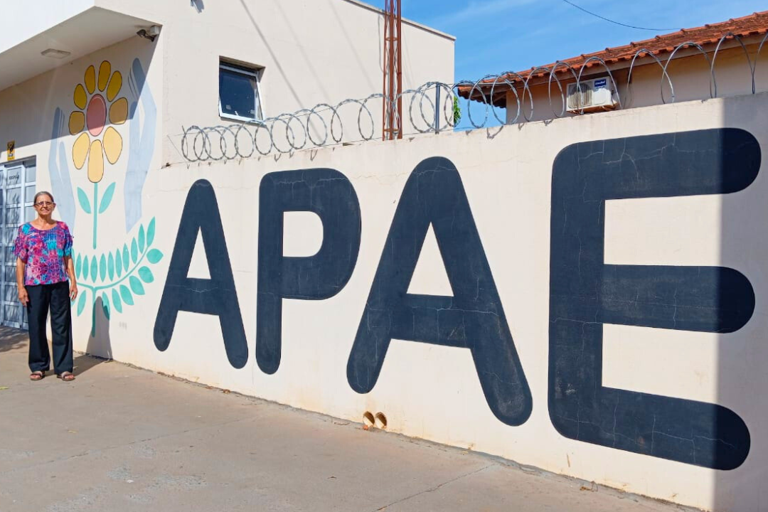 Vereadora Sônia Canato apresenta Emenda Impositiva ao orçamento do Município de 2024 para aquisição de carteiras escolares para a APAE