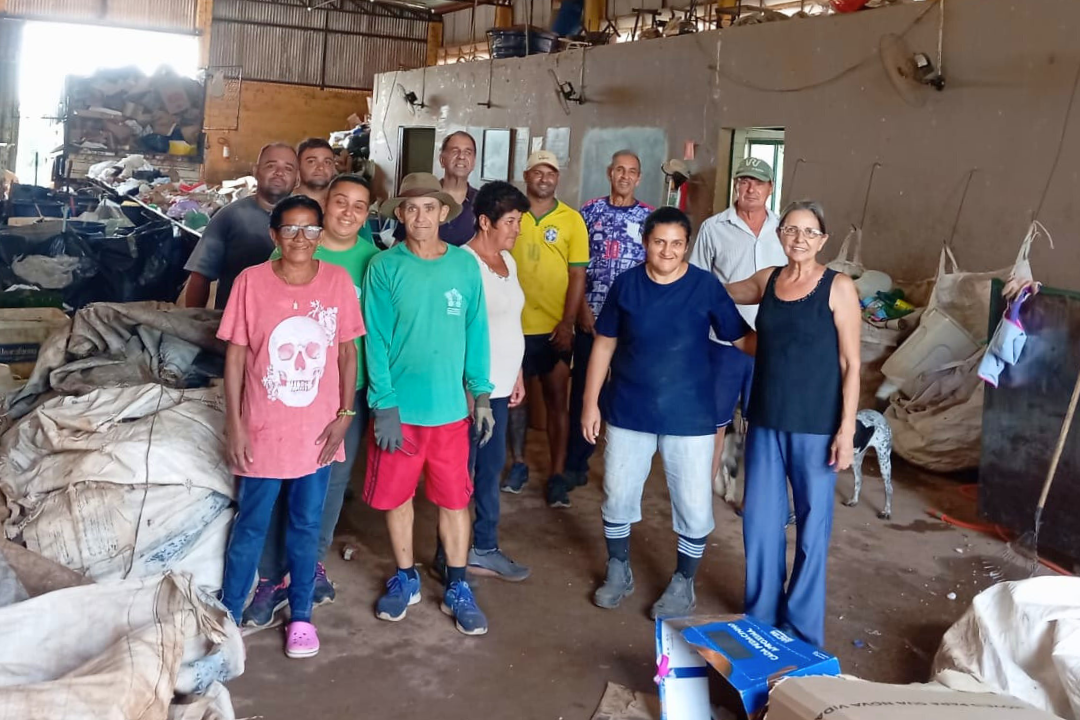 Vereadora Sônia Canato solicita ao Prefeito Fabiano Belentani possibilidade de fornecer café da manhã e almoço aos membros da Associação dos Recicladores de Novo Horizonte e instalação de ventiladores no galpão 