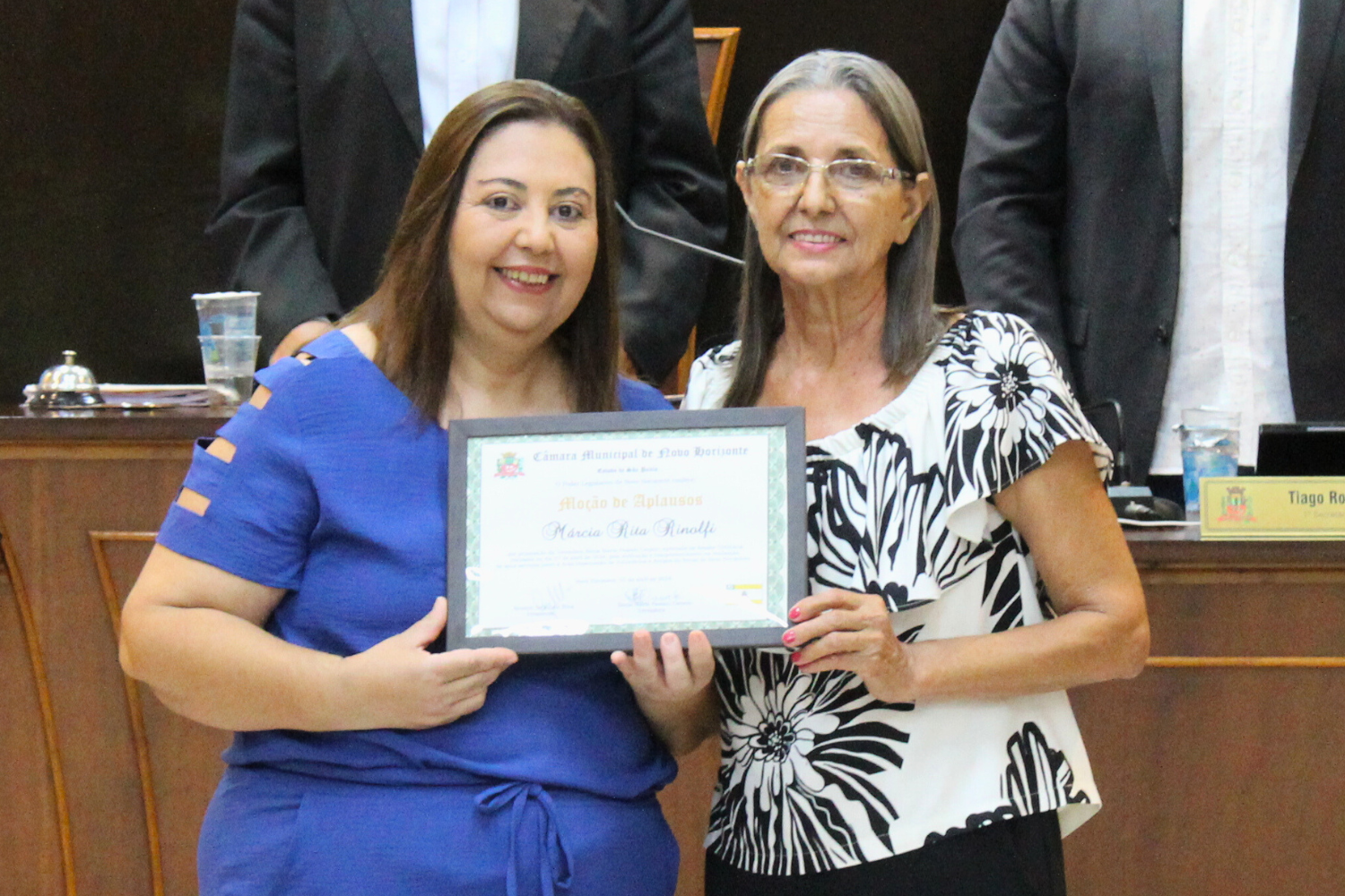 Vereadora Sônia Canato realiza entrega de Moção de Aplausos a Márcia Rita Rinolfi pela dedicação e comprometimento na realização de seus serviços na instituição AVAS