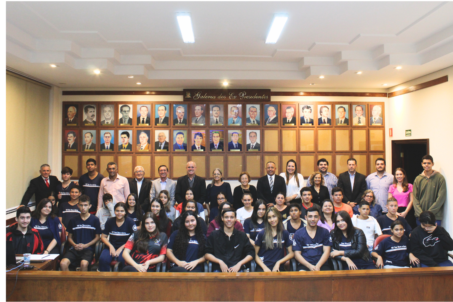 Alunos da Escola Estadual "Pedro Teixeira de Queiroz" que participam do Projeto Câmara Cidadã da Escola do Legislativo assistiram à sessão ordinária da última segunda-feira