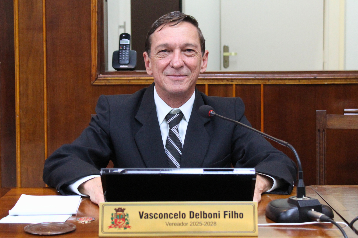 Vereador Vasquinho solicita ao Executivo Municipal troca de lâmpadas queimadas na Rua Dr. Emilio Loureiro no Jardim Cecap