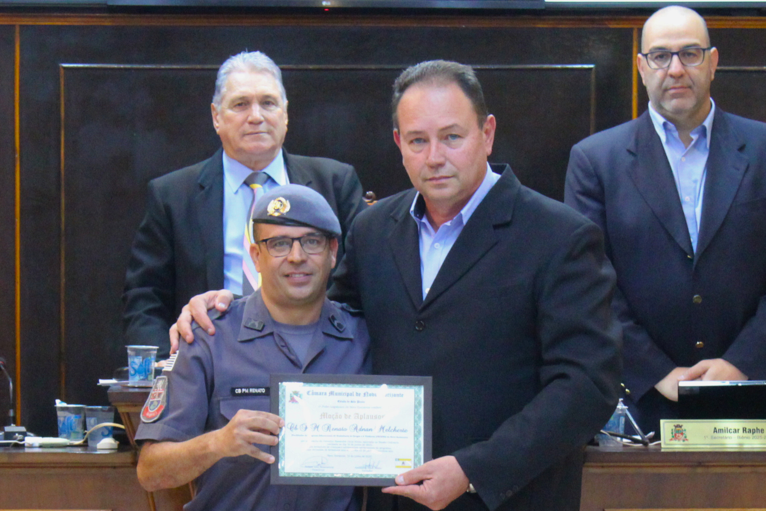 Vereador Miron faz entrega Moção de Aplausos ao Cabo PM Renato Adnan Melcherte facilitador do Proerd pela formatura de crianças e adolescentes participantes do programa