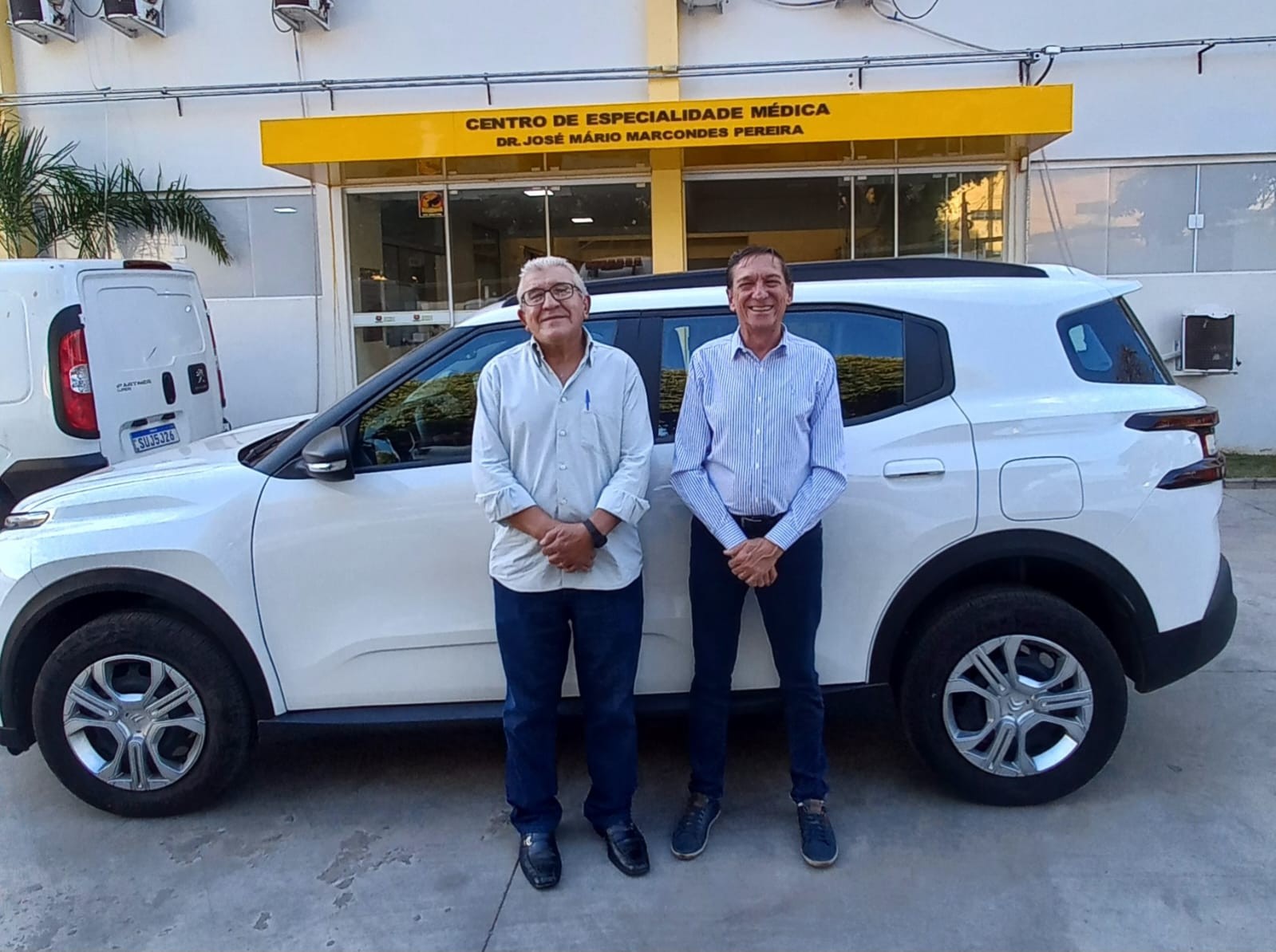 Emenda Impositiva dos Vereadores Jair Gordo e Vasquinho viabilizou aquisição um carro de sete lugares para a Secretaria Municipal de Saúde
