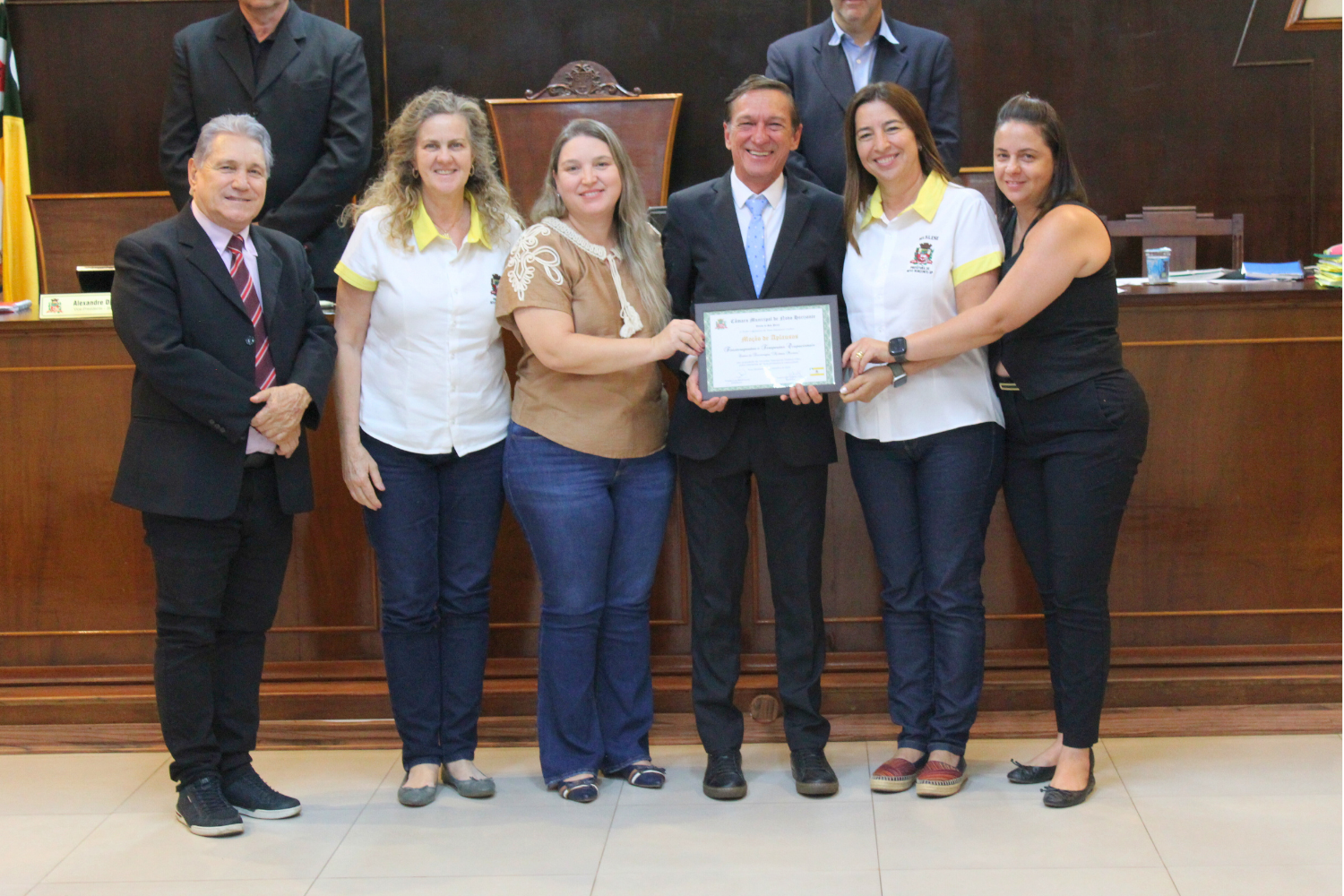 Vereador Vasquinho entrega Moção de Aplausos aos Profissionais de Fisioterapia e Terapia Ocupacional