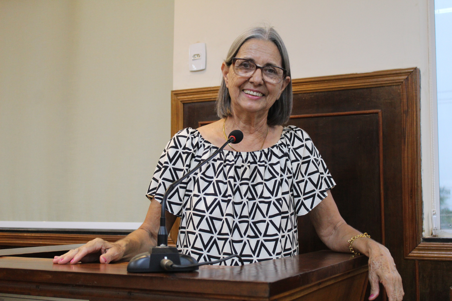 Vereadora Sônia Canato solicita ao Executivo Municipal  caçamba e coleta para apoio à limpeza em condomínio